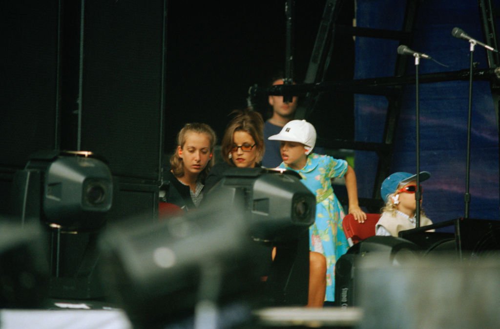 Lisa Marie Presley mit ihren Kindern Danielle und Benjamin während Michael Jacksons Auftritt, 1997 | Quelle: Getty Images