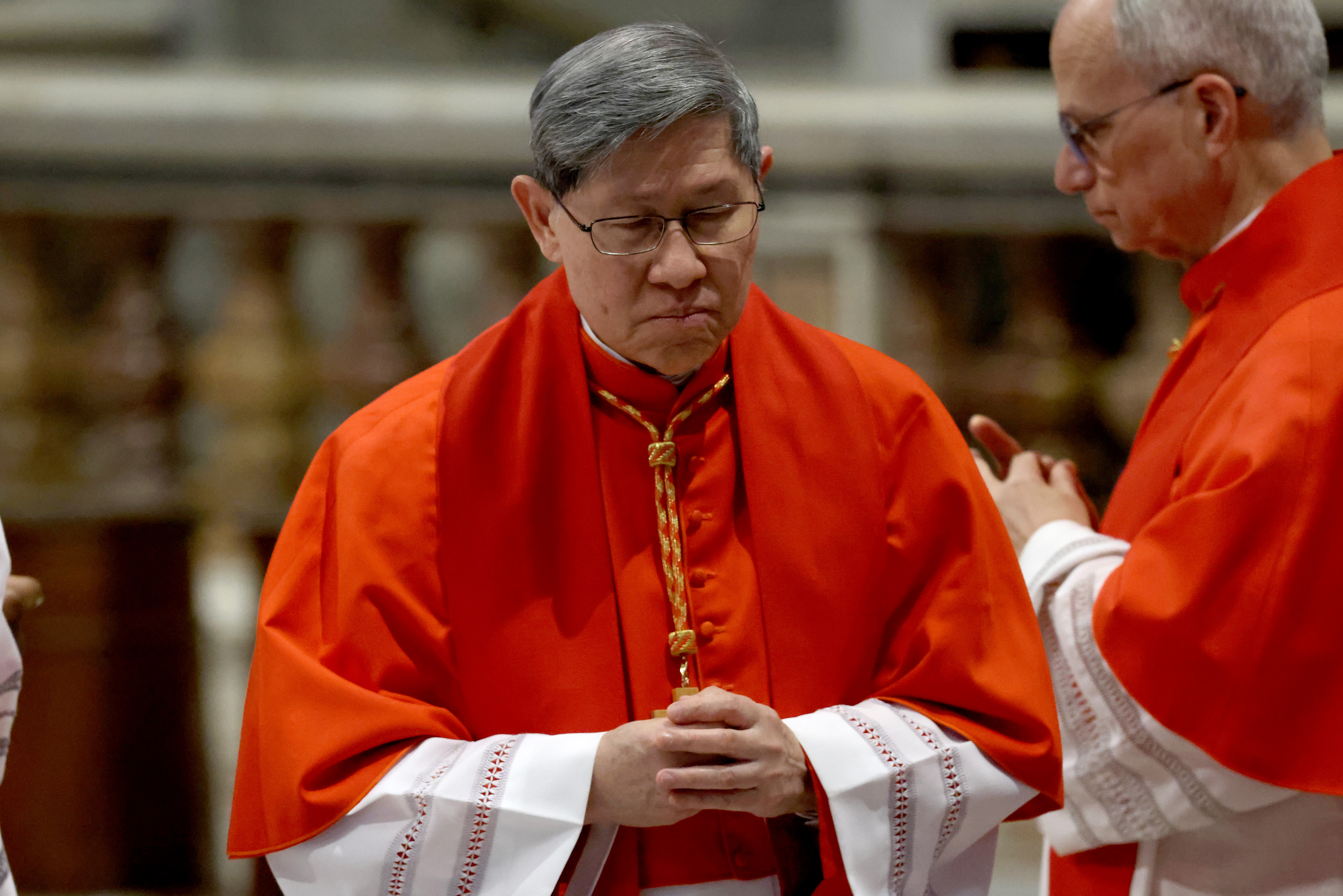 Kardinal Luis Antonio Tagle nimmt an der feierlichen Liturgie der Passion des Herrn am Karfreitag, 18. April 2025, im Petersdom in der Vatikanstadt teil. | Quelle: Getty Images