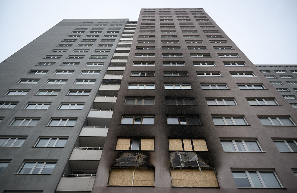 16. Februar 2026, Berlin: Die Fenster und Teile der Fassade eines Hochhauses in der Dolgenseestraße, wo bei einem Wohnungsbrand mehrere Leute ums Leben kamen, sind von Ruß geschwärzt. | Quelle: Getty Images