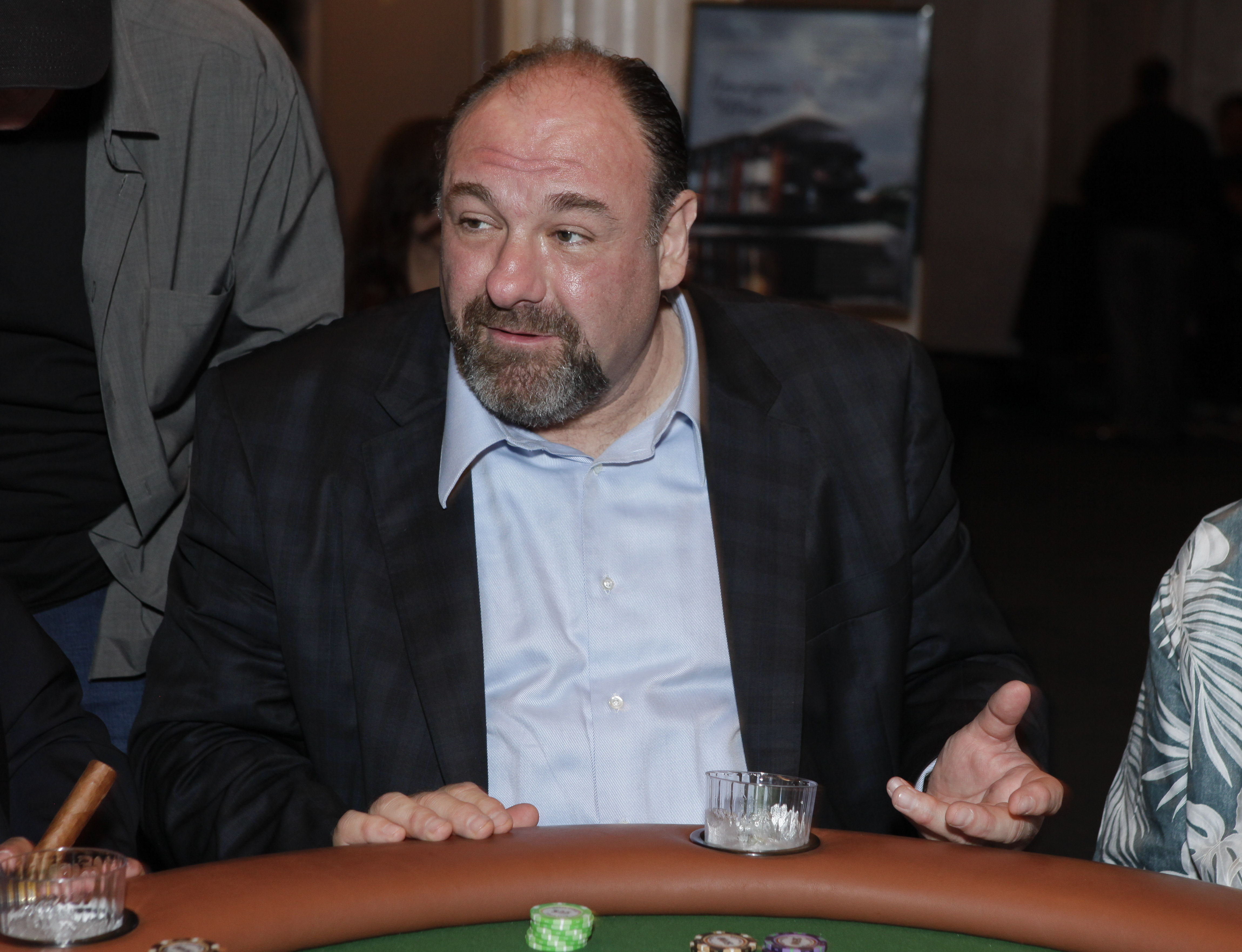 James Gandolfini veranstaltete während seiner Karriere häufig pokerbezogene Charity-Events. Auf diesem Foto besuchte er das Celebrity Poker Tournament der Los Angeles Police Memorial Foundation im Saban Theatre am 27. April 2013 in Beverly Hills, Kalifornien. | Source: Getty Images