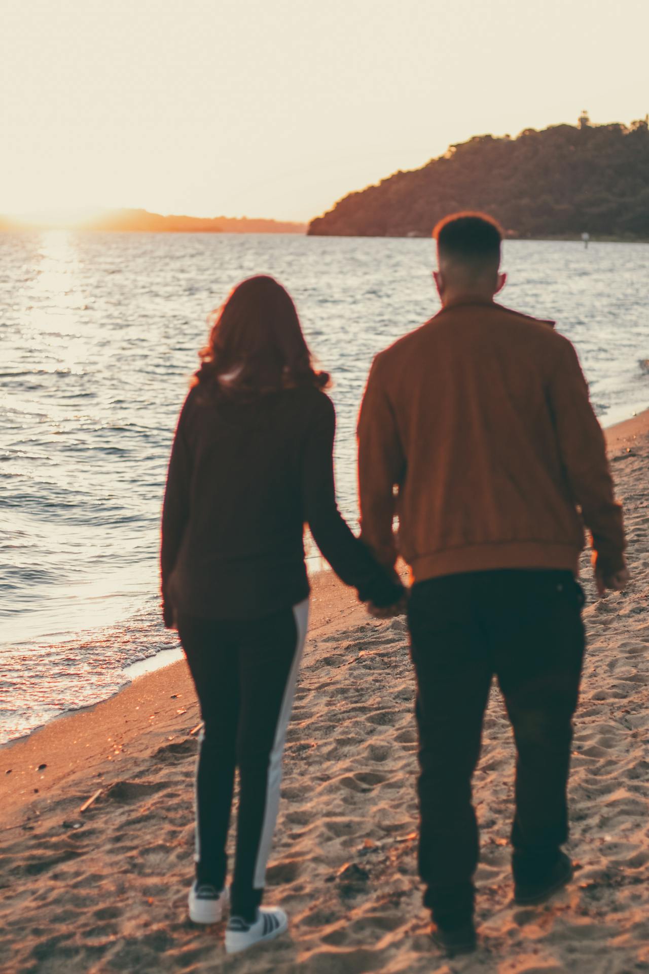 Ein Paar beim Spaziergang am Strand | Quelle: Pexels