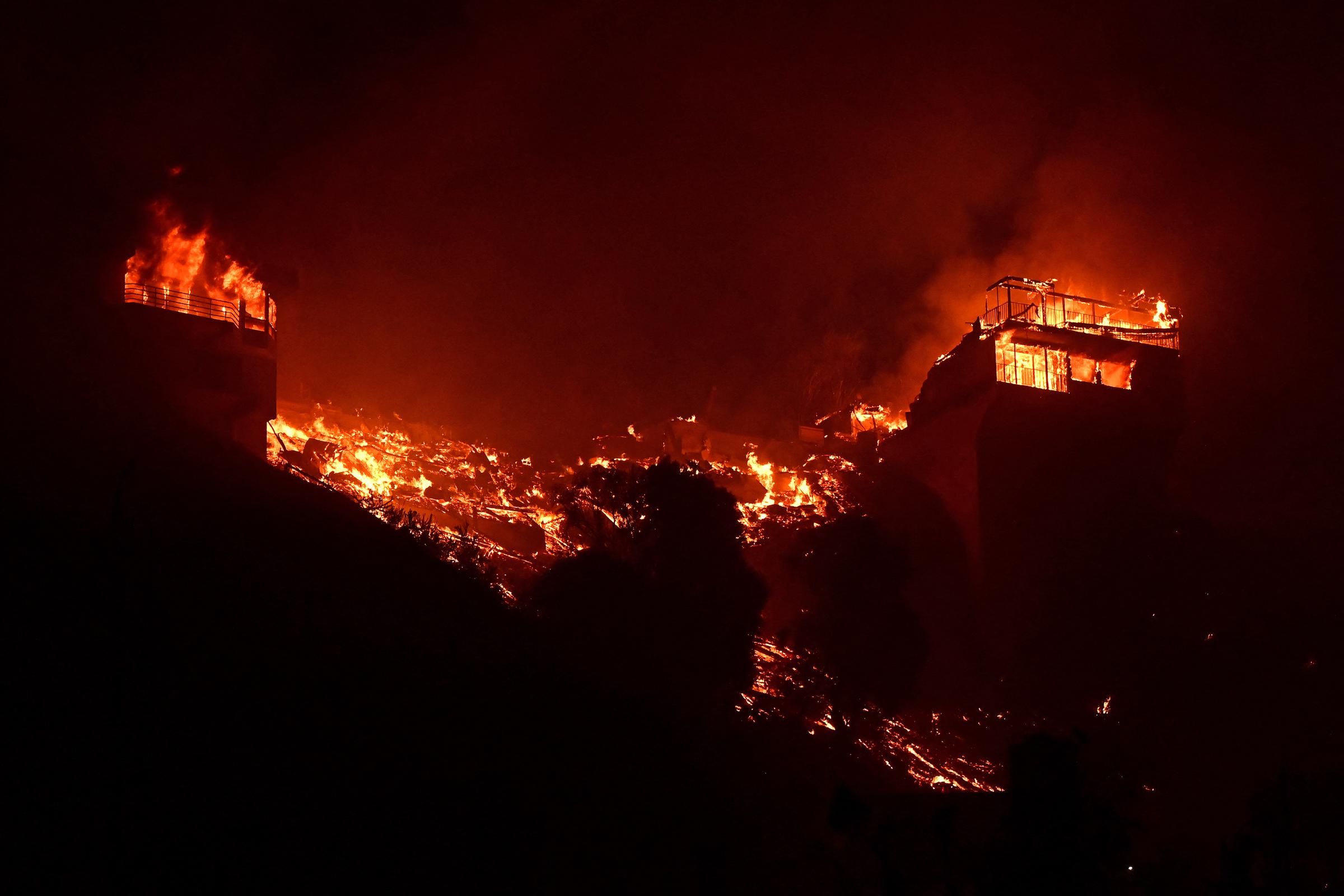 Während des Palisades-Feuers in Malibu, Kalifornien, am 8. Januar 2025 brennen Gebäude entlang des Pacific Coast Highway | Quelle: Getty Images