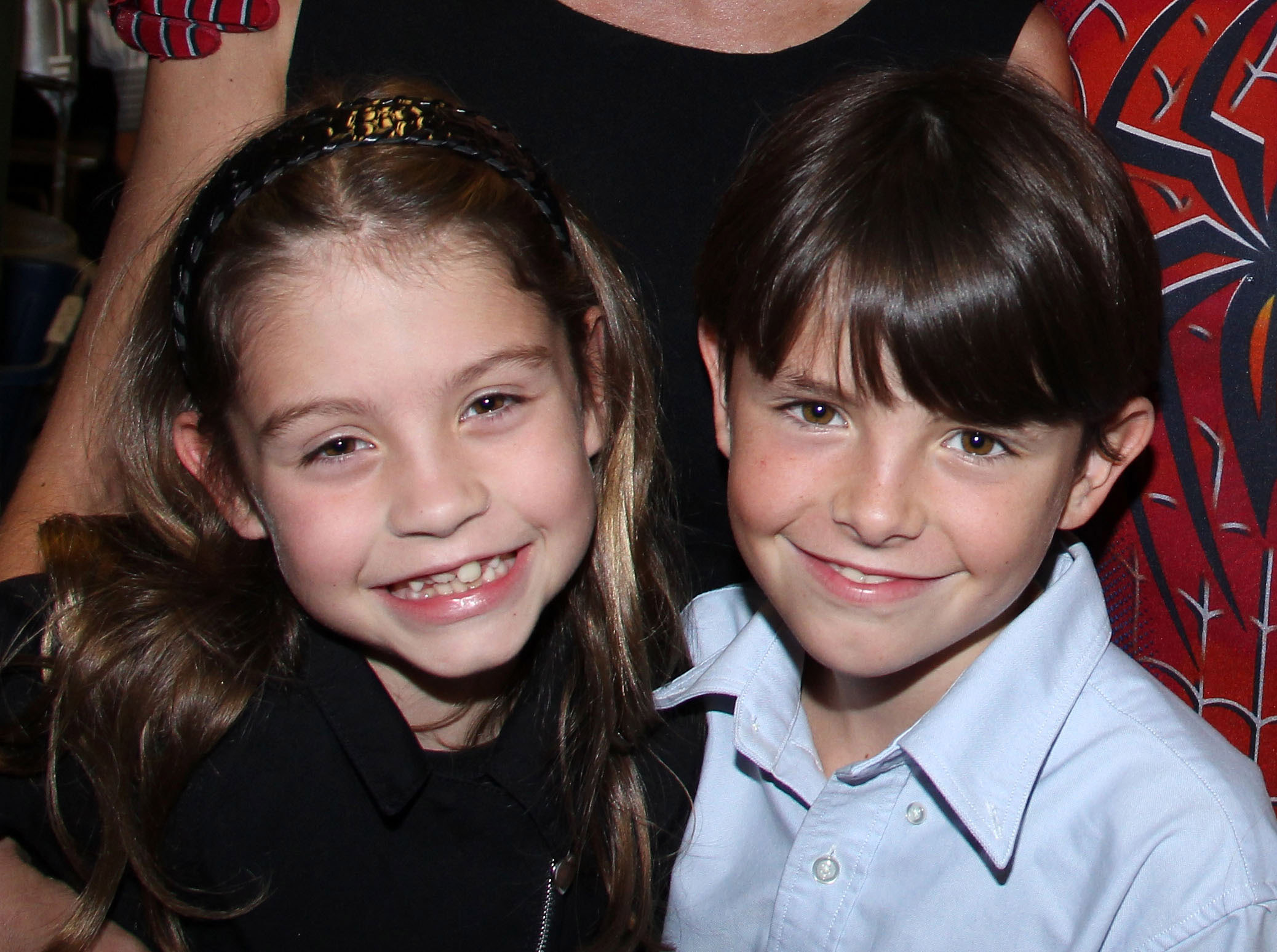 Carys und Dylan Douglas posieren hinter der Bühne des Erfolgsmusicals "Spider-Man: Turn Off The Dark" im Foxwood Theater am 1. Oktober 2011 in New York City | Quelle: Getty Images