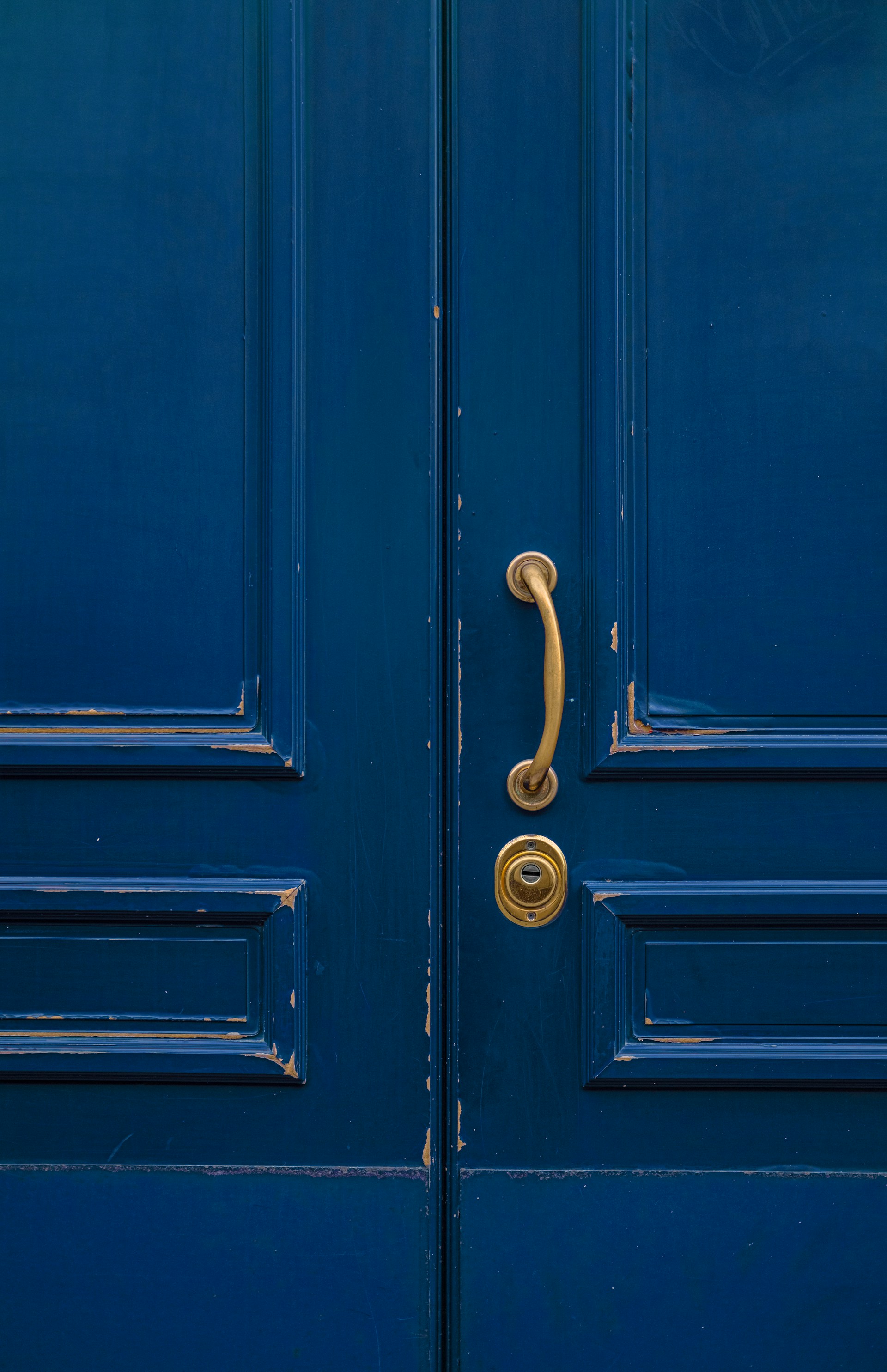 Eine blaue Tür | Quelle: Unsplash