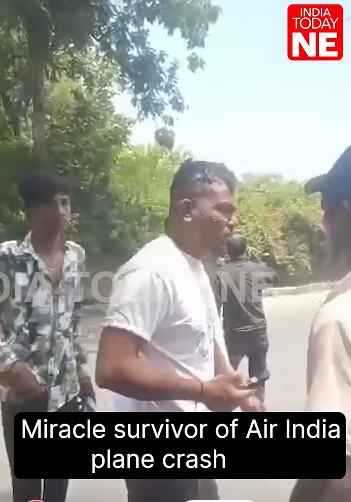 Vishwash Kumar Ramesh, Überlebender des Air India-Flugzeugabsturzes, geht am 12. Juni 2025 vom Wrack weg | Quelle: Youtube/IndiaTodayNE