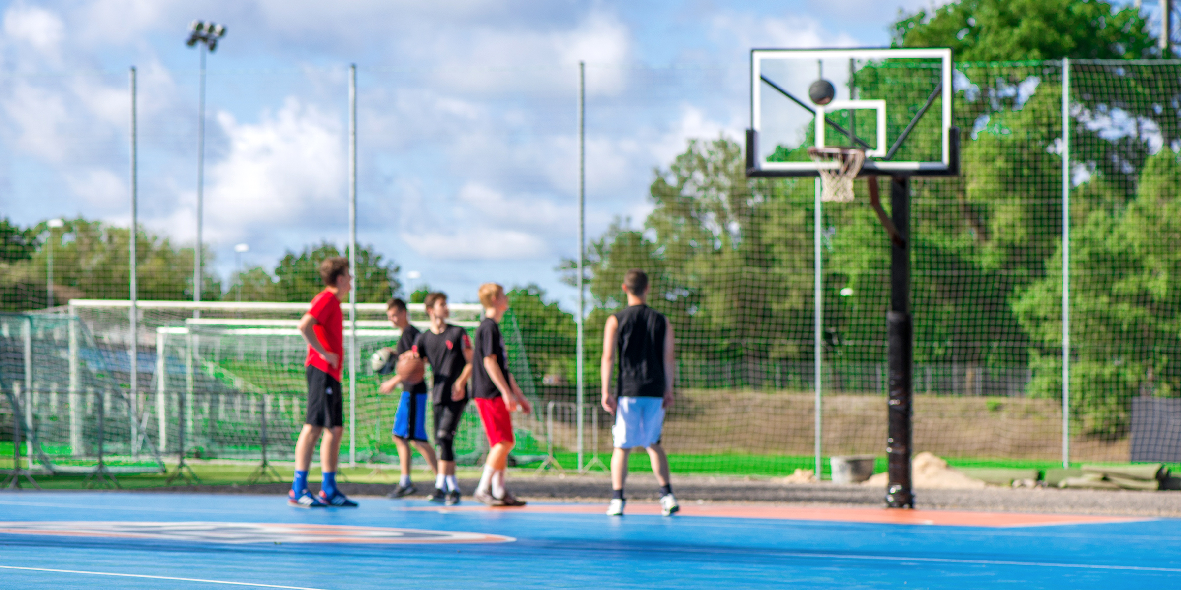 Einige Schuljungen spielen Basketball | Quelle: Shutterstock