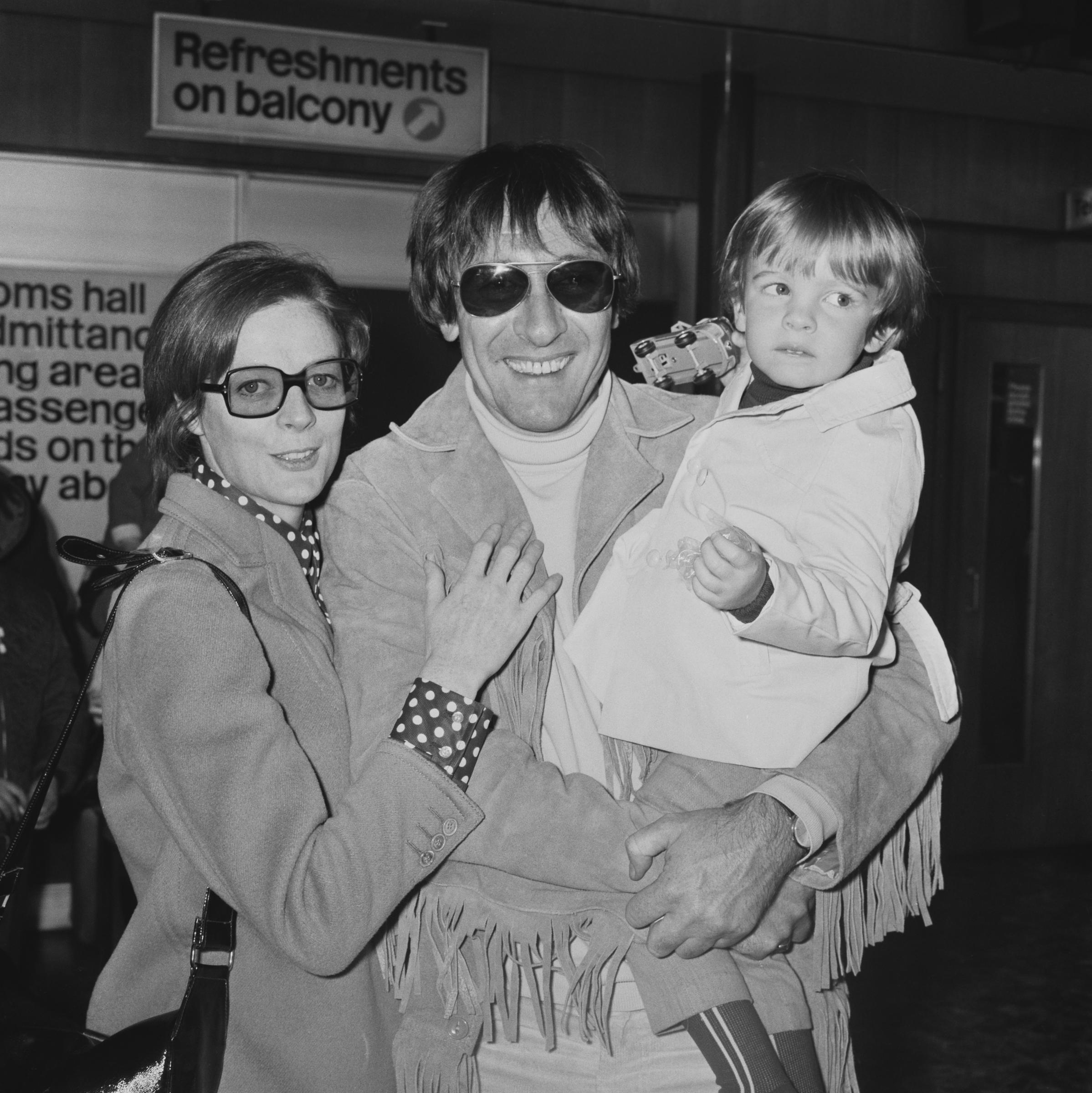 Maggie Smith, Robert Stephens und Chris Larkin, aufgenommen am 3. März 1970 | Quelle: Getty Images