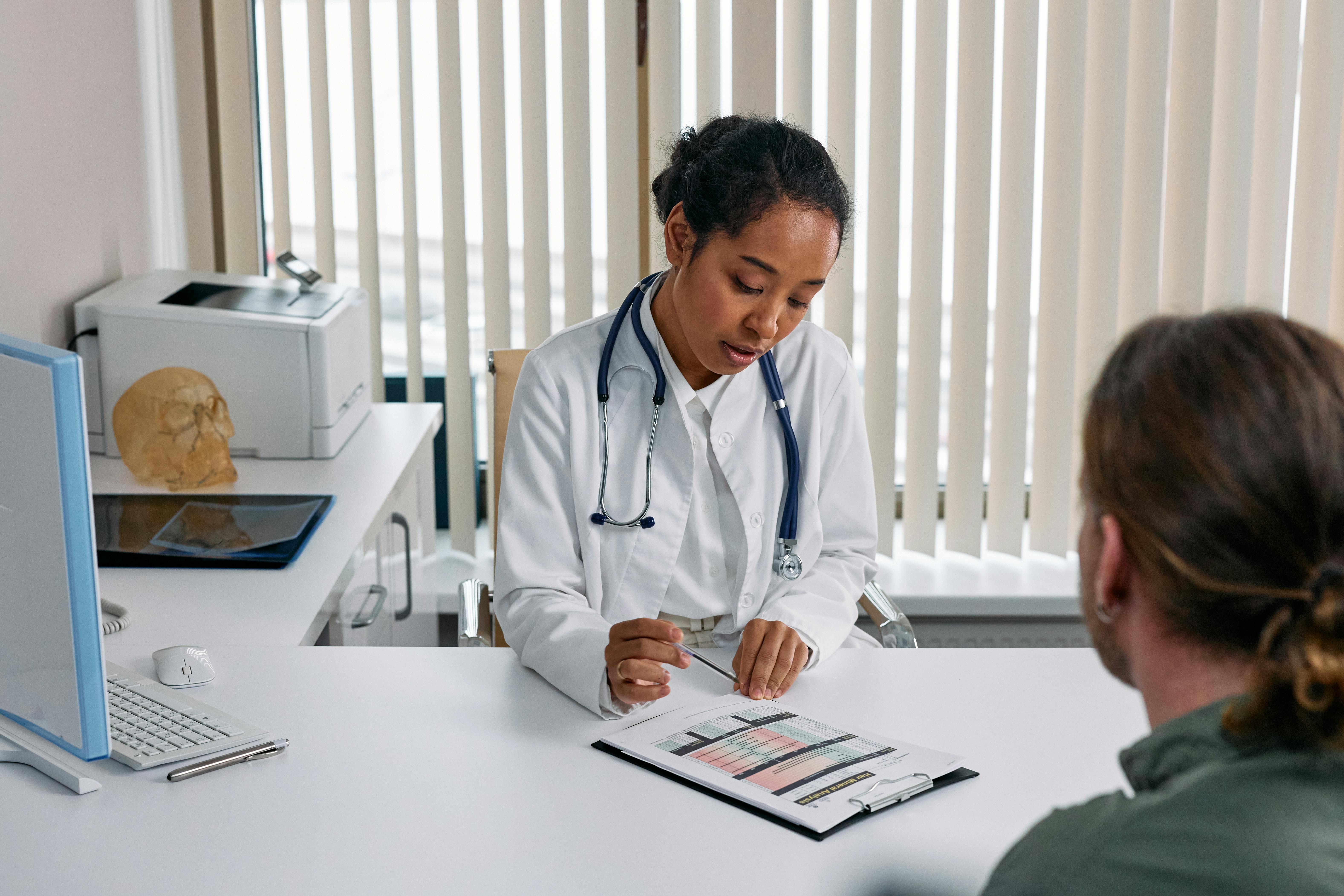 Ein Patient während eines Arztbesuches | Quelle: Pexels