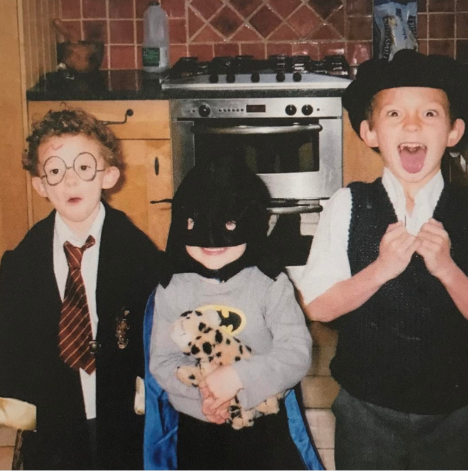 Er wuchs als Ältester von vier Brüdern auf, die in ihrer Kindheit eine bemerkenswert enge Bindung zueinander hatten. Auf diesem Foto posieren einige von ihnen in ihren Halloween-Kostümen – ein Rückblick-Bild, das am 11. April 2017 hochgeladen wurde. | Quelle: Instagram/tomholland2013