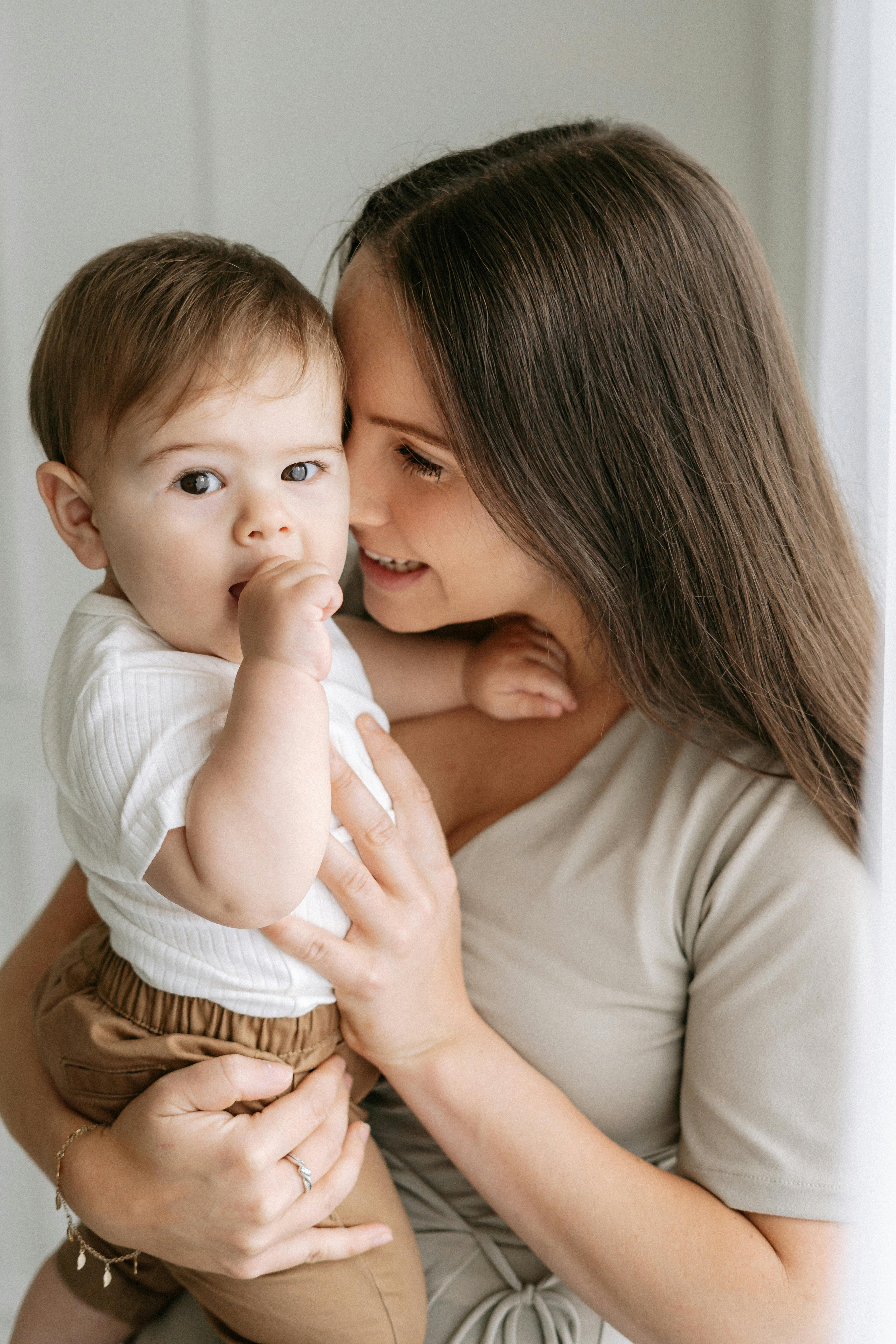 Eine glückliche Mutter mit ihrem Kind | Quelle: Pexels