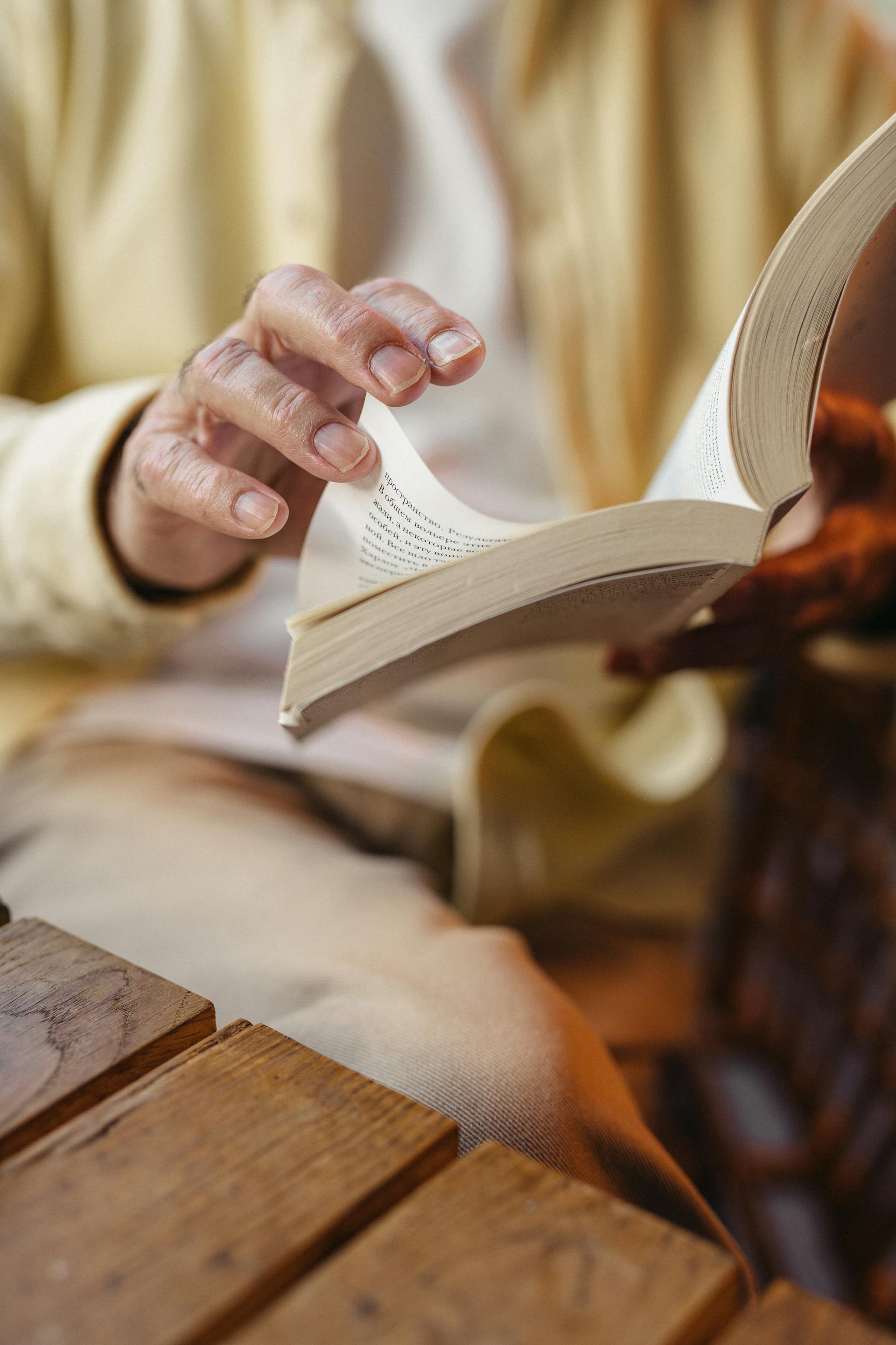 Nahaufnahme einer Frau, die ein Buch liest | Quelle: Pexels