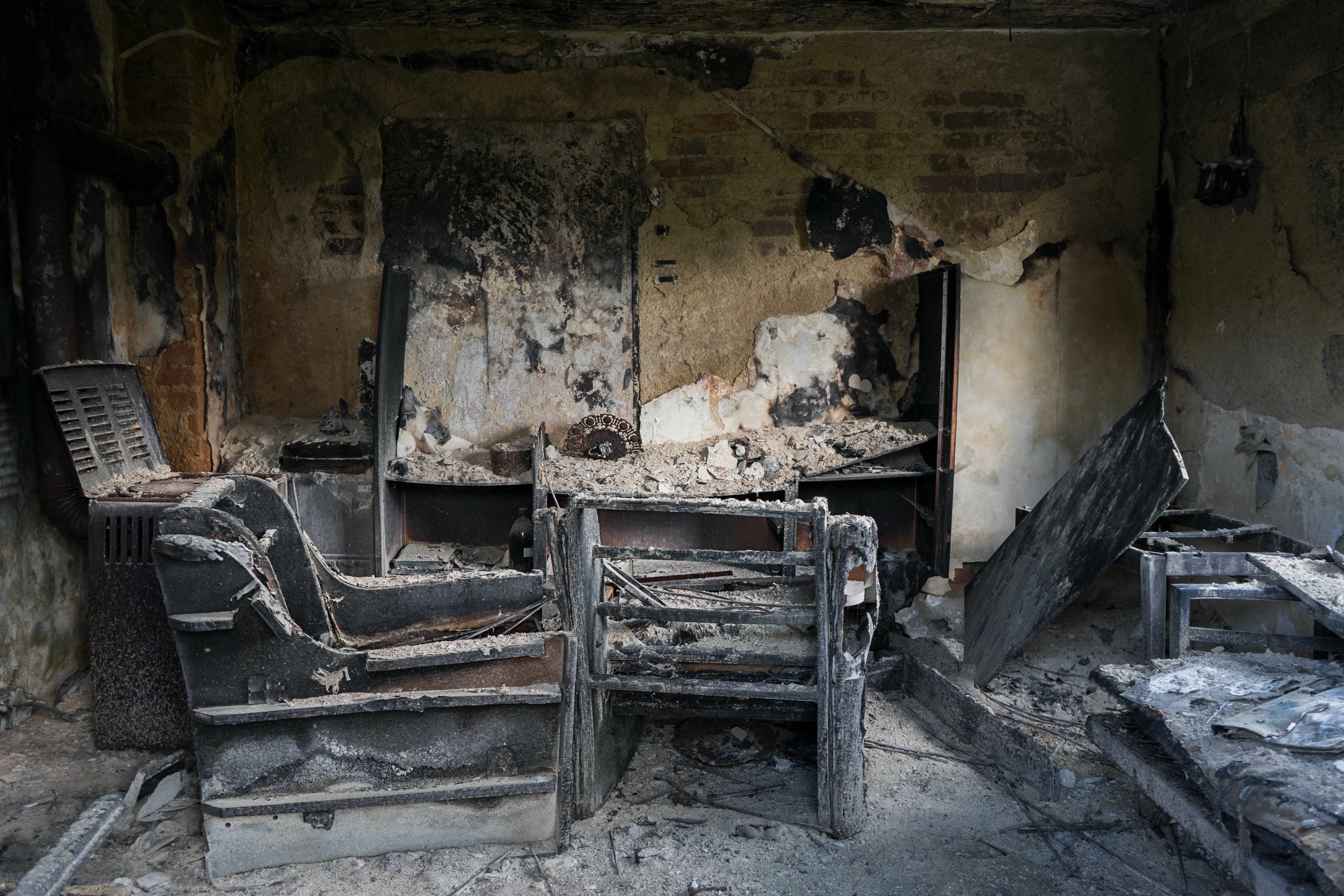 Das Innere eines Hauses, das abgebrannt ist | Quelle: Pexels