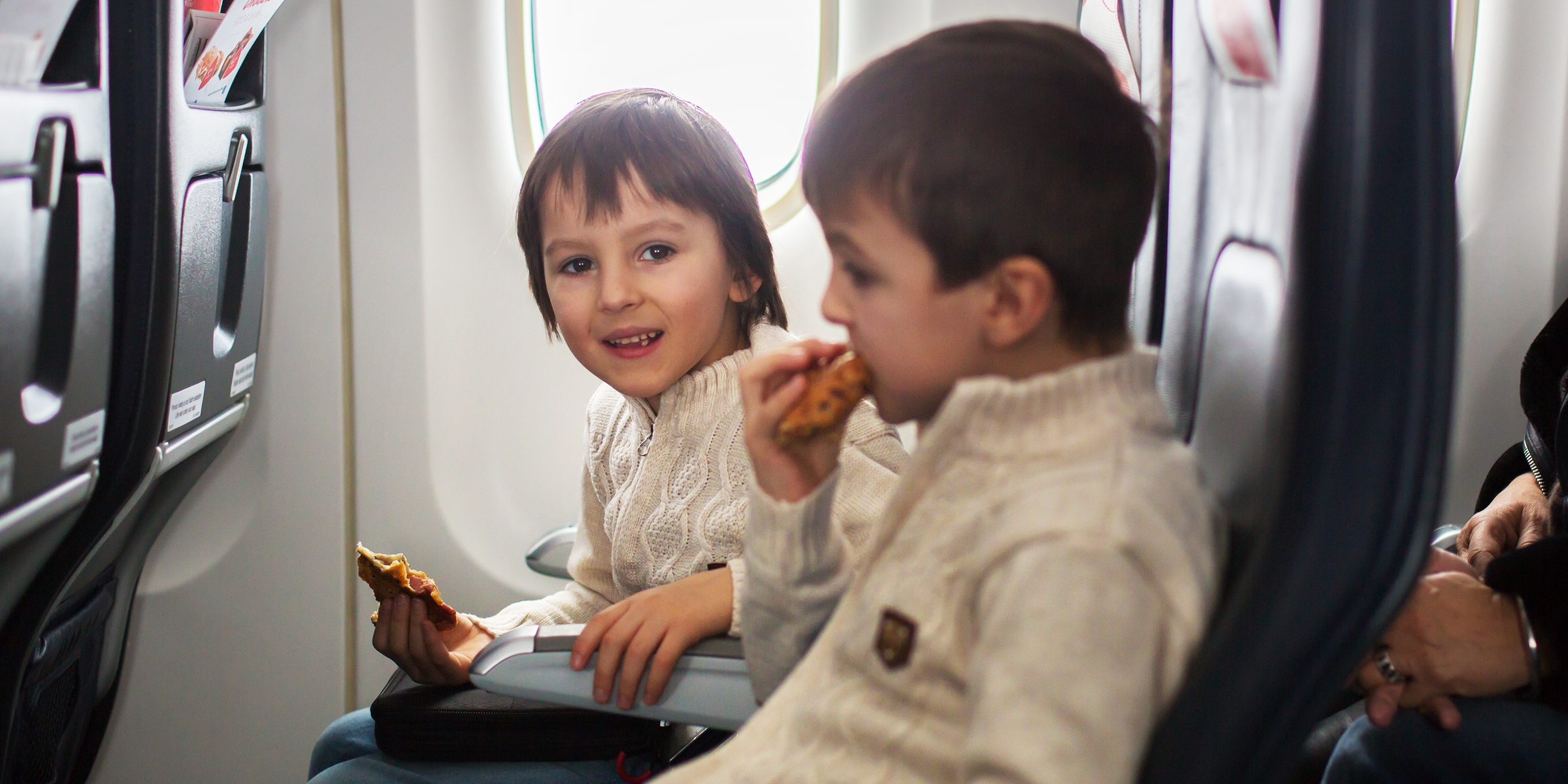 Kinder in einem Flugzeug | Quelle: Shutterstock