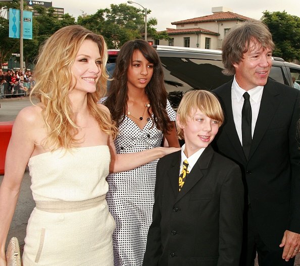 Michelle Pfeiffer, Tochter Claudia Rose, Sohn John Henry und Ehemann Autor/Produzent David E. Kelley am 10. Juli 2007 in Westwood, Kalifornien. | Quelle: Getty Images