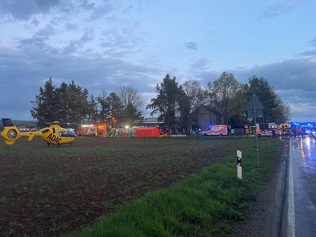 16. April 2026, Hessen, Runkel: In Runkel, Hessen, sind Rettungskräfte im Einsatz. Bei einem Unfall in einer Lederfabrik und Pelzgerberei in Runkel sind mehrere Menschen ums Leben gekommen. | Quelle: Getty Images