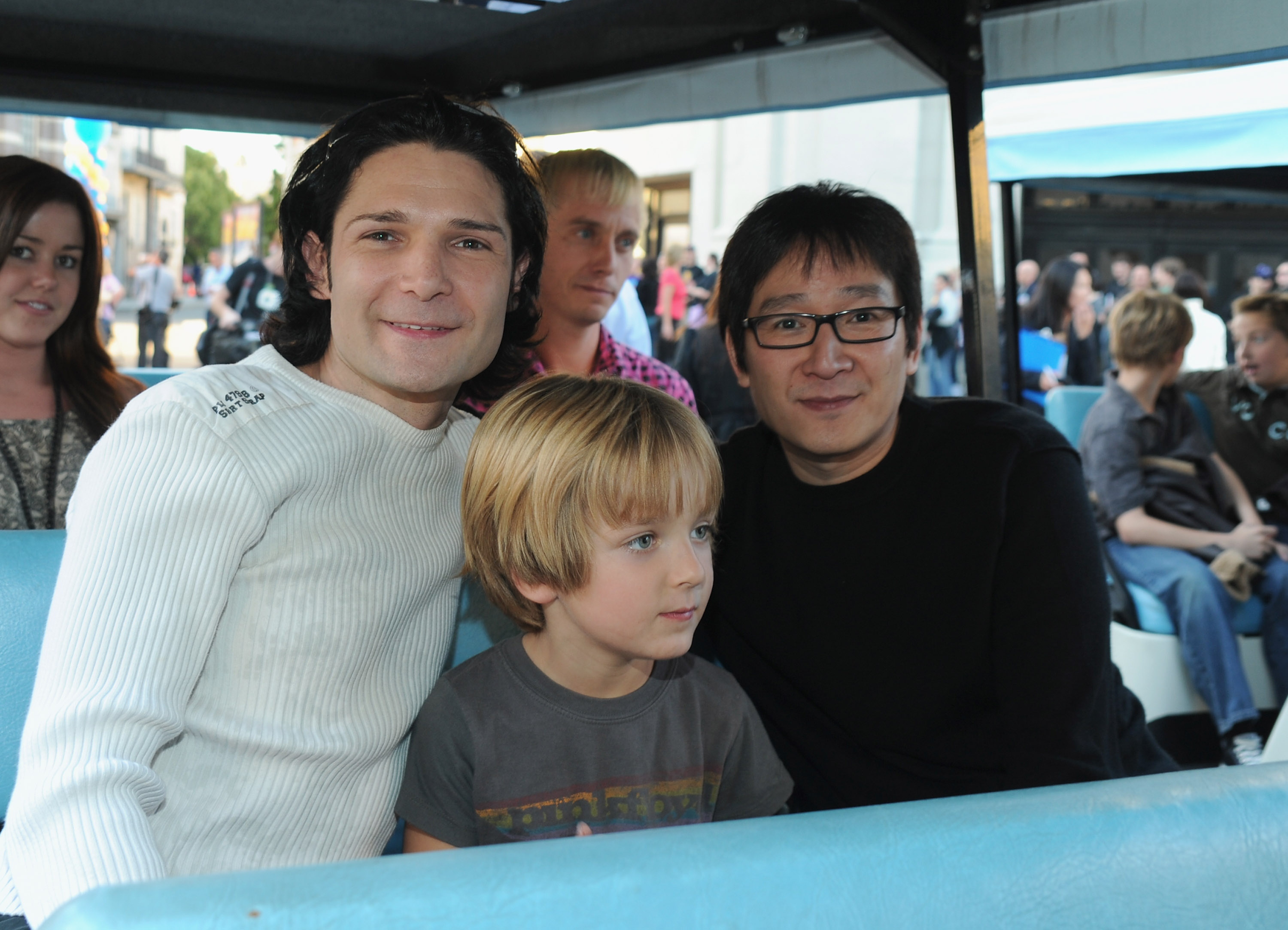 Corey Feldman, Zen Scott Feldman und Ke Huy Quan bei der Warner Bros. 25-Jahr-Feier von "Die Goonies" am 27. Oktober 2010 in Burbank, Kalifornien. | Quelle: Getty Images