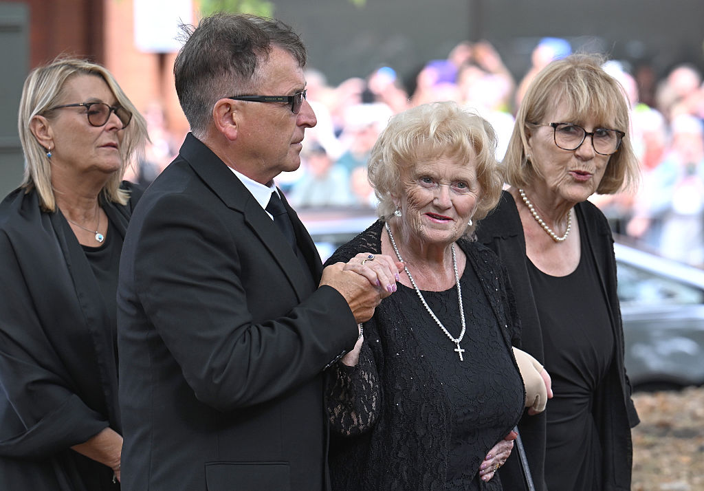 Paul Hopkins (zweiter von links), der Bruder von Bonnie Tyler, und weitere Familienangehörige nehmen am 17. August 2026 in Swansea, Wales, an ihrer Beerdigung in der Swansea Minster teil. | Quelle: Getty Images