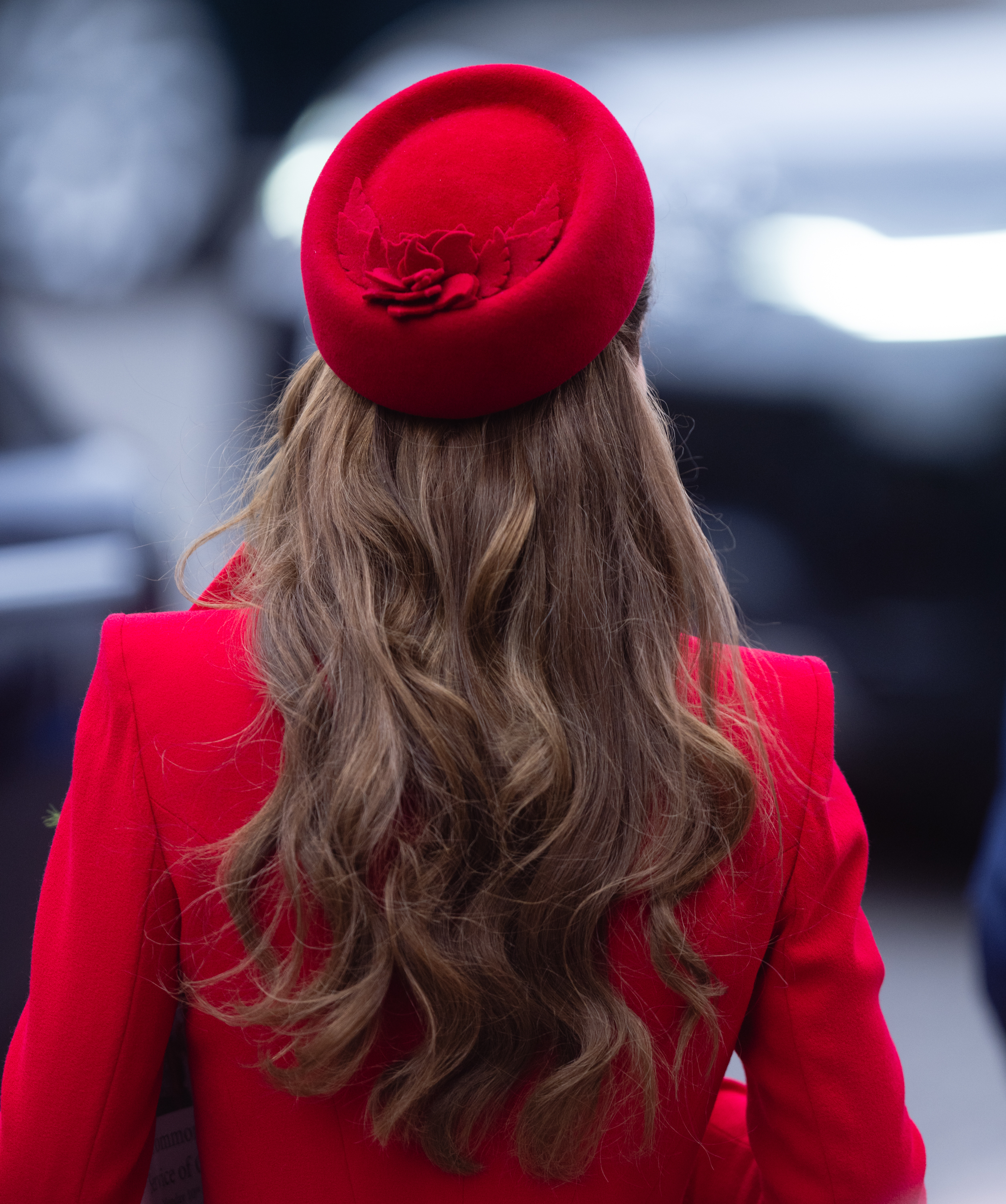 Eine Rückansicht von Prinzessin Catherines rotem Mantelkleid und dem dazu passenden Zylinder während ihrer Teilnahme an der Feier zum Commonwealth Day in der Westminster Abbey am 10. März 2025 in London, England | Quelle: Getty Images