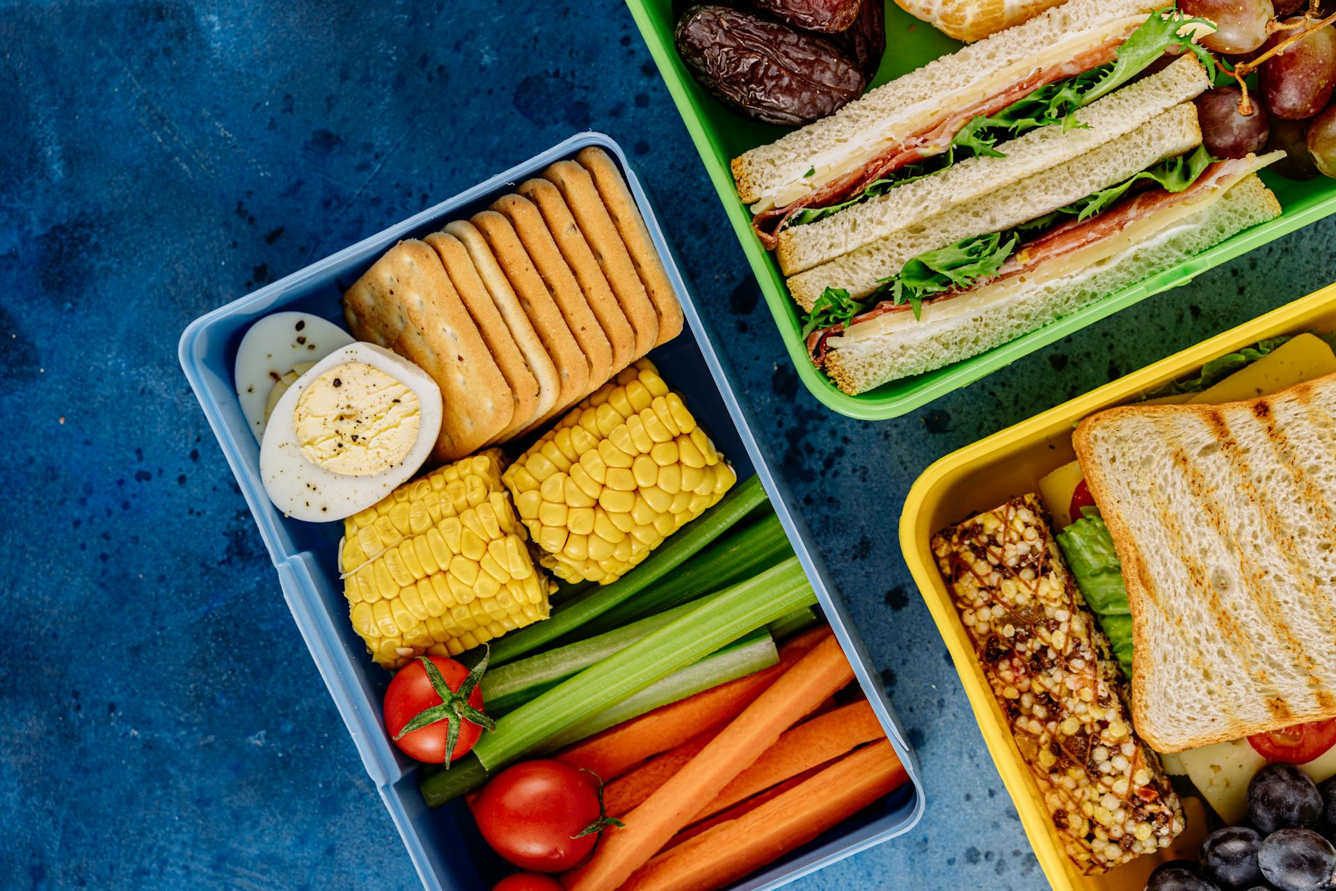 Ordentlich gepackte Lunchboxen, gefüllt mit gesunden Lebensmitteln | Quelle: Pexels