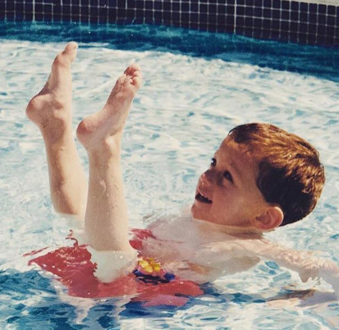 Auch wenn es viel Mühe gekostet hat, war schon von klein auf klar, dass er für die Akrobatik geboren war. Auf diesem Foto, das am 11. Juli 2017 hochgeladen wurde, posiert er als Kind in einem Pool. | Quelle: Instagram/tomholland2013