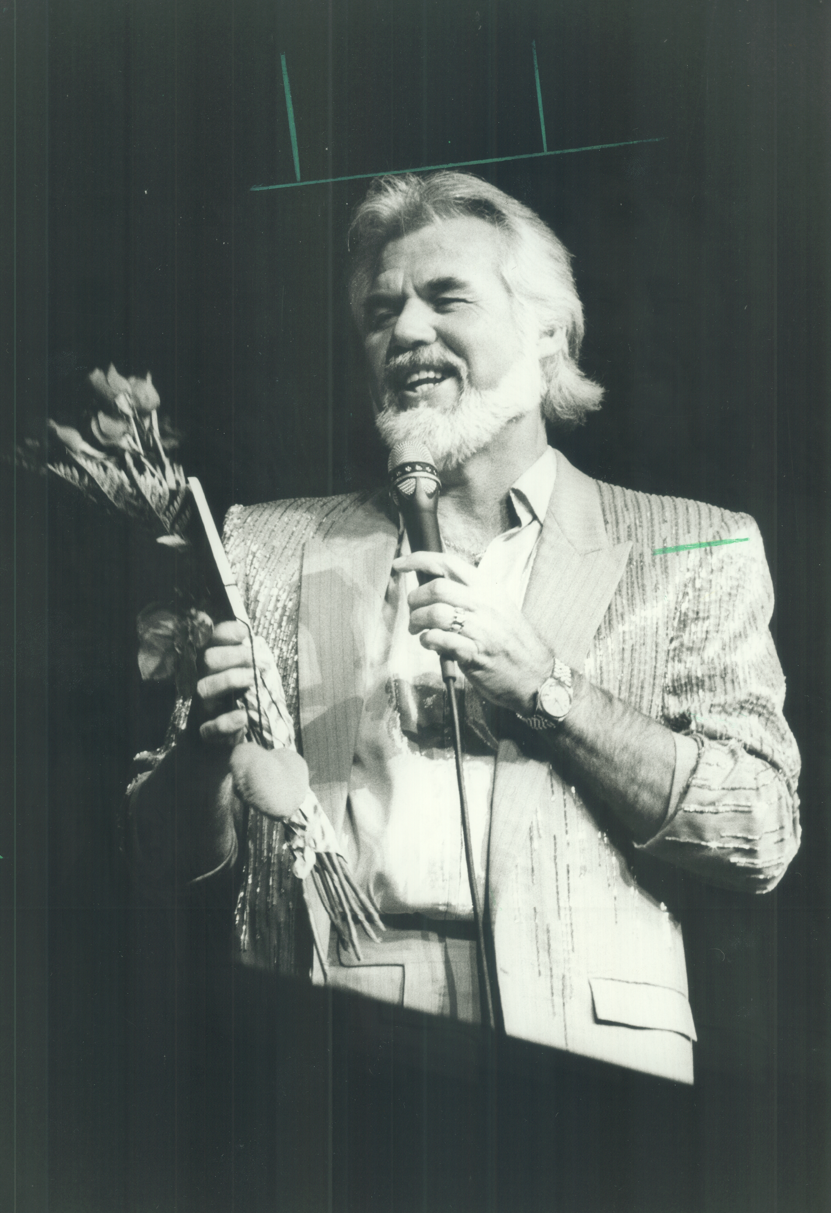 Der Musiker singt am 22. August 1985 auf der Tribüne der Canadian National Exhibition die Lieder, die er liebt | Quelle: Getty Images