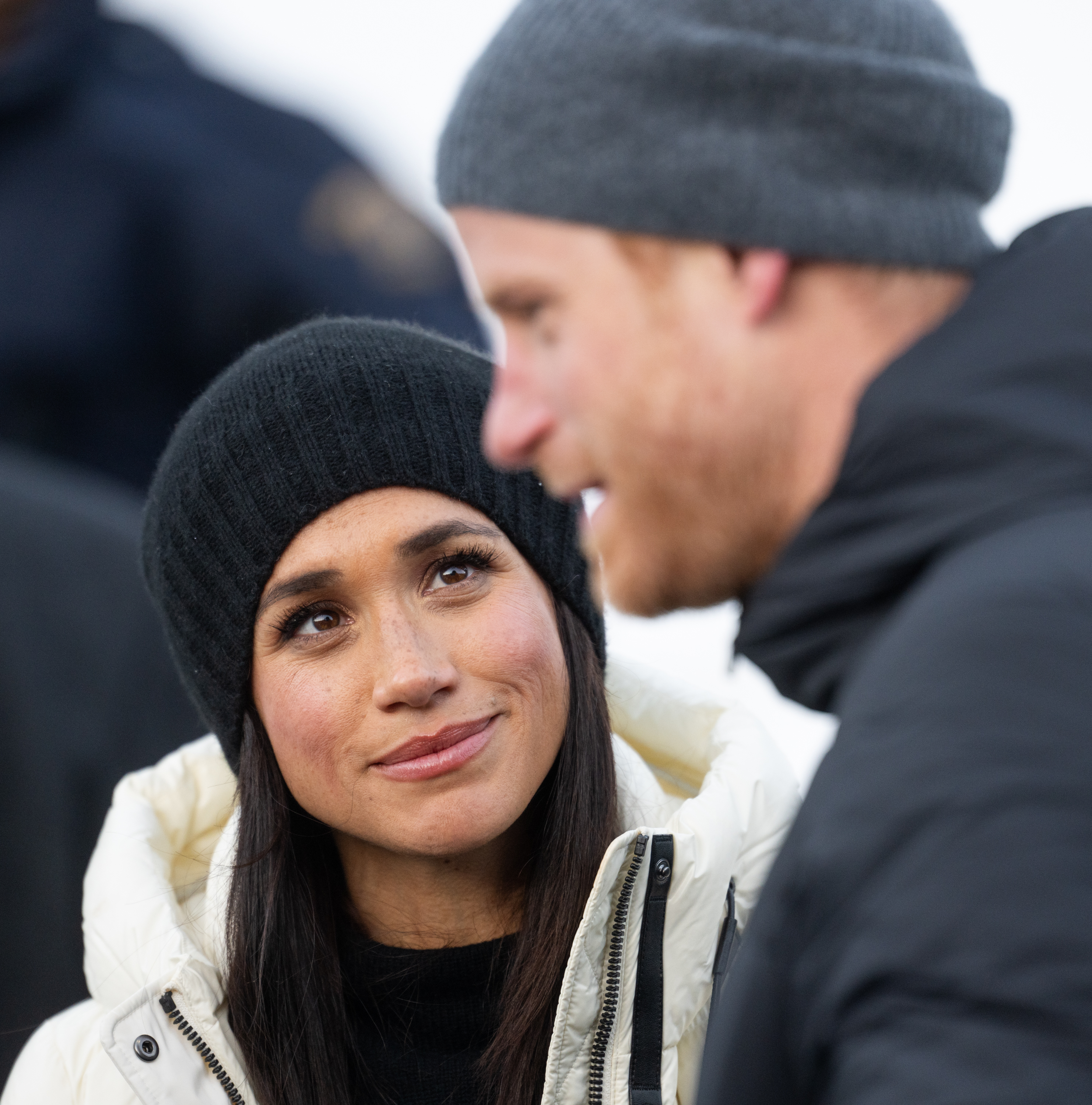 Meghan Markle schaut Prinz Harry während des Skeleton-Finales bei den Invictus Games an. | Quelle: Getty Images