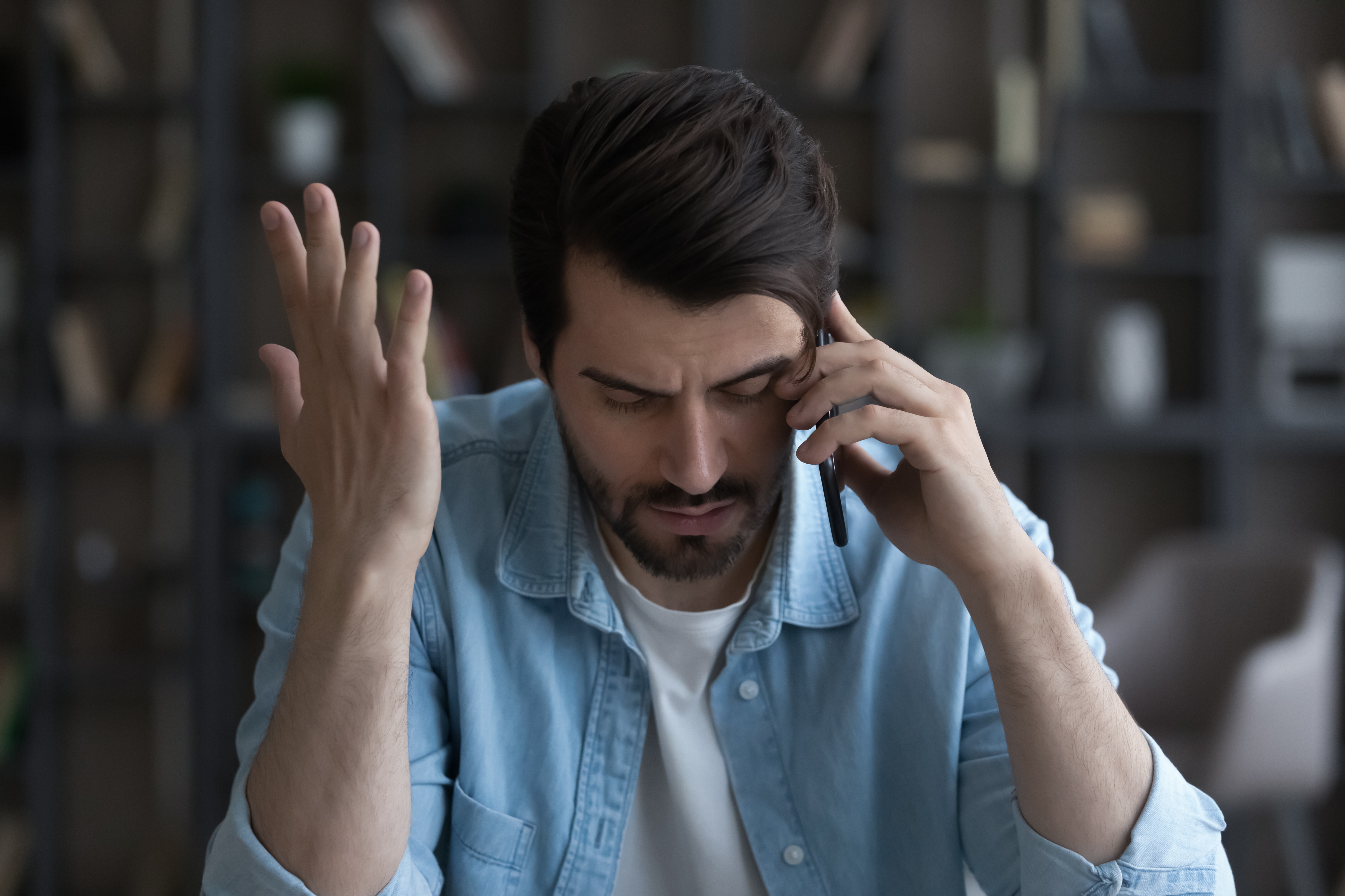 Ein gestresster Mann am Telefon | Quelle: Shutterstock