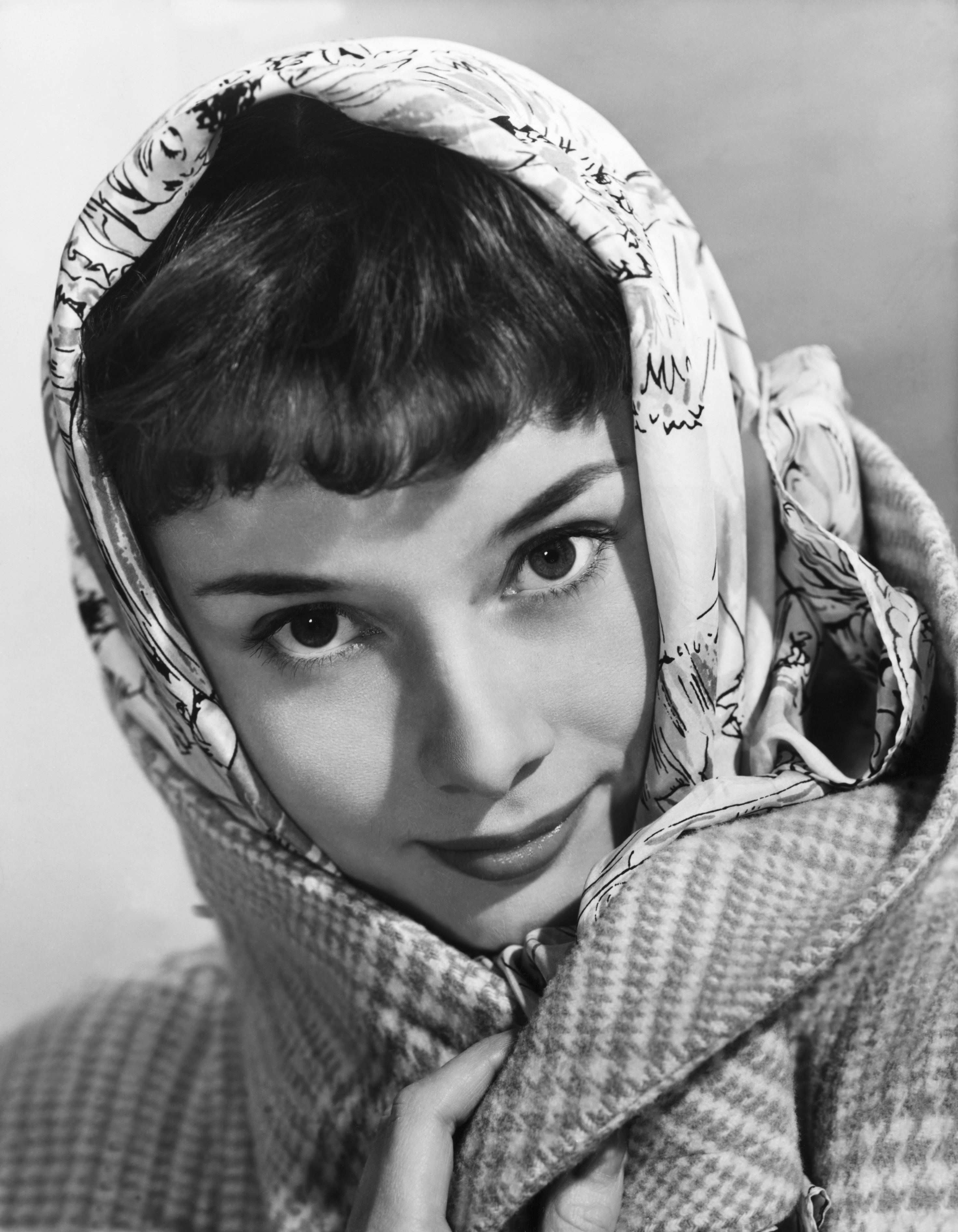 Audrey Hepburn undatiertes Foto mit Mantel und Schal | Quelle: Getty Images