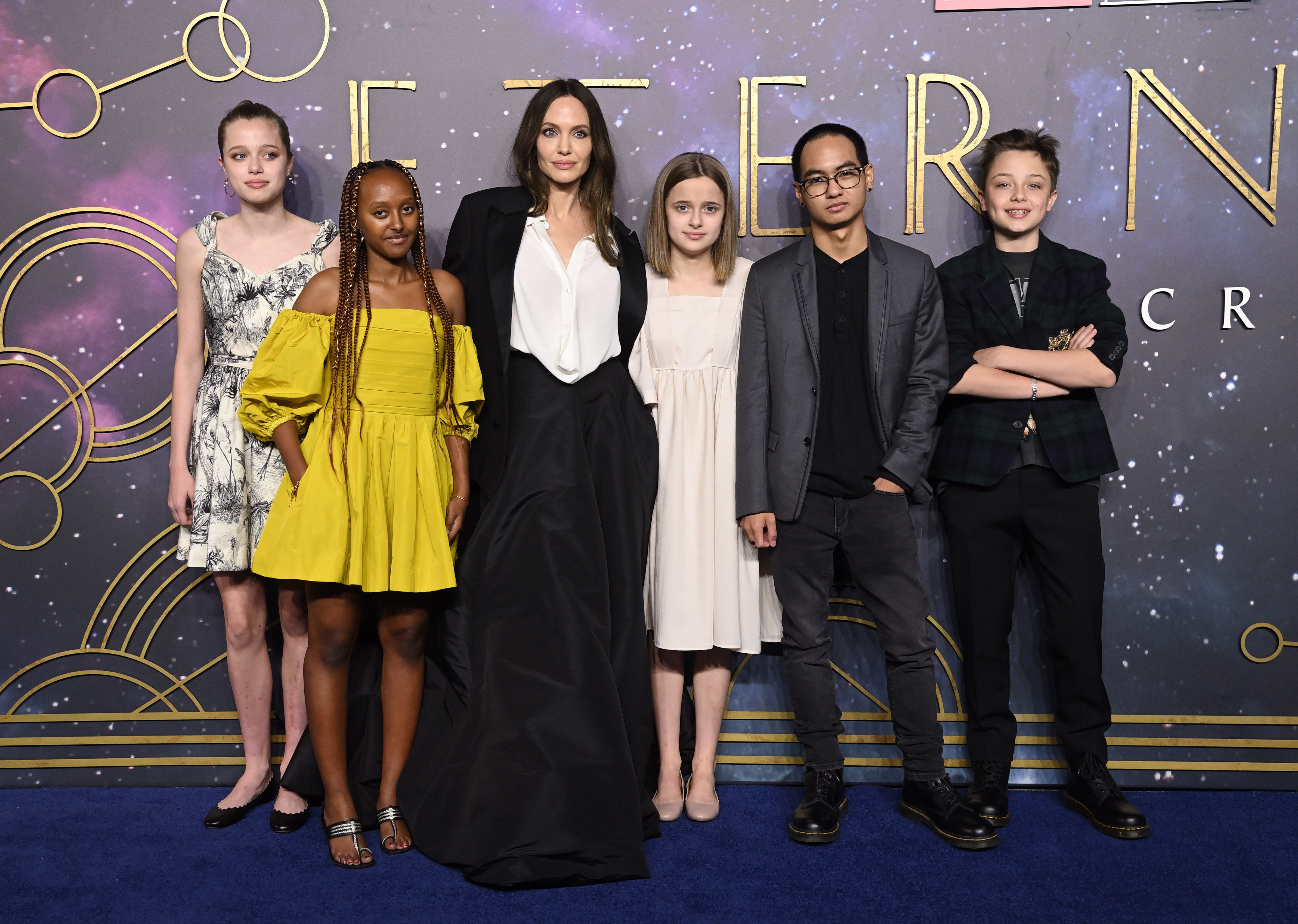 Shiloh, Zahara, Angelina Jolie, Vivienne, Maddox und Knox Jolie-Pitt besuchen die "The Eternals" UK Premiere im BFI IMAX Waterloo in London, England, am 27. Oktober 2021. | Quelle: Getty Images