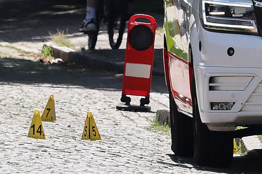 In der Nähe des Tatorts, an dem am 29. Juni 2026 bei einer Schießerei in Stade, einer Stadt im Norden Deutschlands etwa 50 Kilometer westlich von Hamburg, fünf Menschen getötet wurden, sind polizeiliche Absperrungen (L) zu sehen. | Quelle: Getty Images
