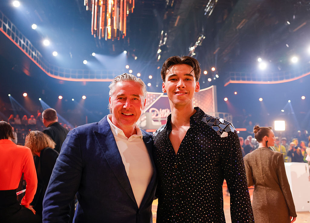 11. April 2025, Nordrhein-Westfalen, Köln: Diego Pooth (r), Influencer, und sein Vater Franjo Pooth, Unternehmer, stehen in der RTL-Tanzshow „Let's Dance“ im Coloneum. | Quelle: Getty Images