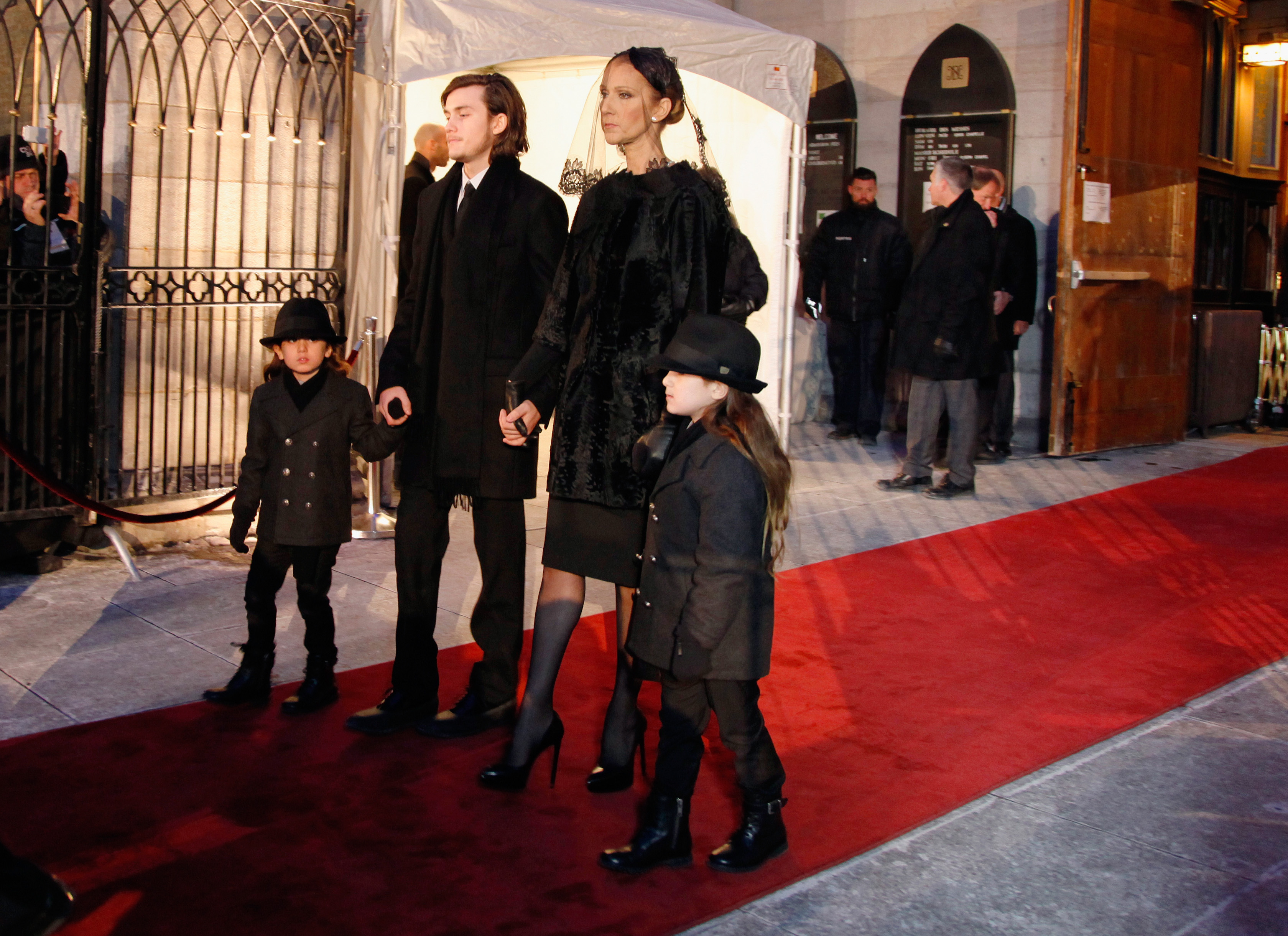 Celine Dion und die Kinder Rene-Charles Angelil, Eddy Angelil und Nelson Angelil nehmen an der Trauerfeier für Rene Angelil in der Basilika Notre-Dame am 22. Januar 2016 in Montreal, Kanada, teil. | Quelle: Getty Images