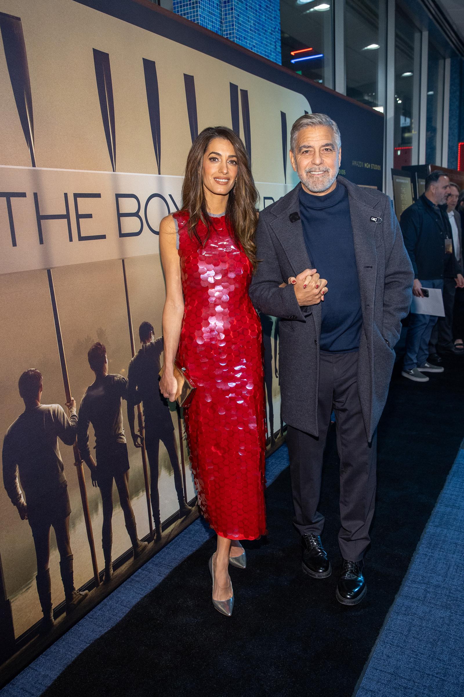 Amal und George Clooney besuchen die Vorführung von "The Boys In The Boat" am 7. Dezember 2023 | Quelle: Getty Images