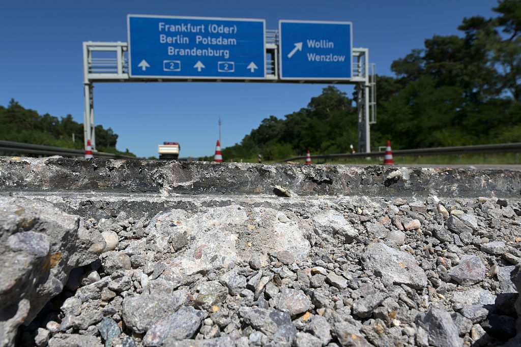 26. Juni 2026, Brandenburg, Wollin: Wenige Meter vor der Ausfahrt Wollin auf der Bundesstraße 2 (2) in Richtung Berlin haben sich Teile der Betonfahrbahn gegeneinander verschoben; im Vordergrund liegen Betonbrocken neben der Fahrbahn. | Quelle: Getty Images