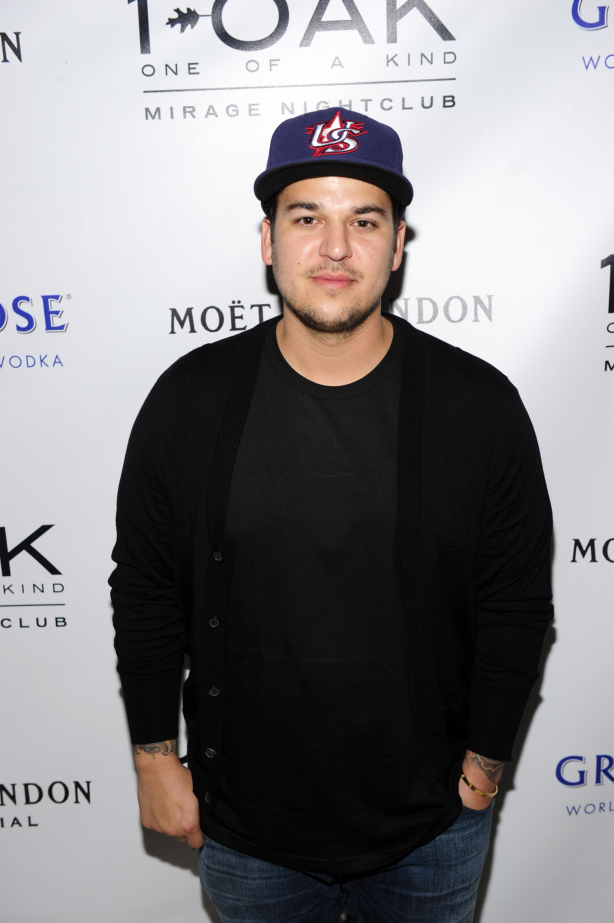 Rob Kardashian posiert im Mai 2013 im 1 OAK Nightclub in Las Vegas in einem schwarzen T-Shirt, einer Strickjacke und einer Baseballkappe. Sein Auftritt fand zu einer Zeit statt, als seine Gewichtsschwankungen zunehmend in den Fokus der Öffentlichkeit gerieten, was sein Selbstvertrauen und seine Bereitschaft, an Veranstaltungen teilzunehmen, beeinträchtigte. | Quelle: Getty Images.