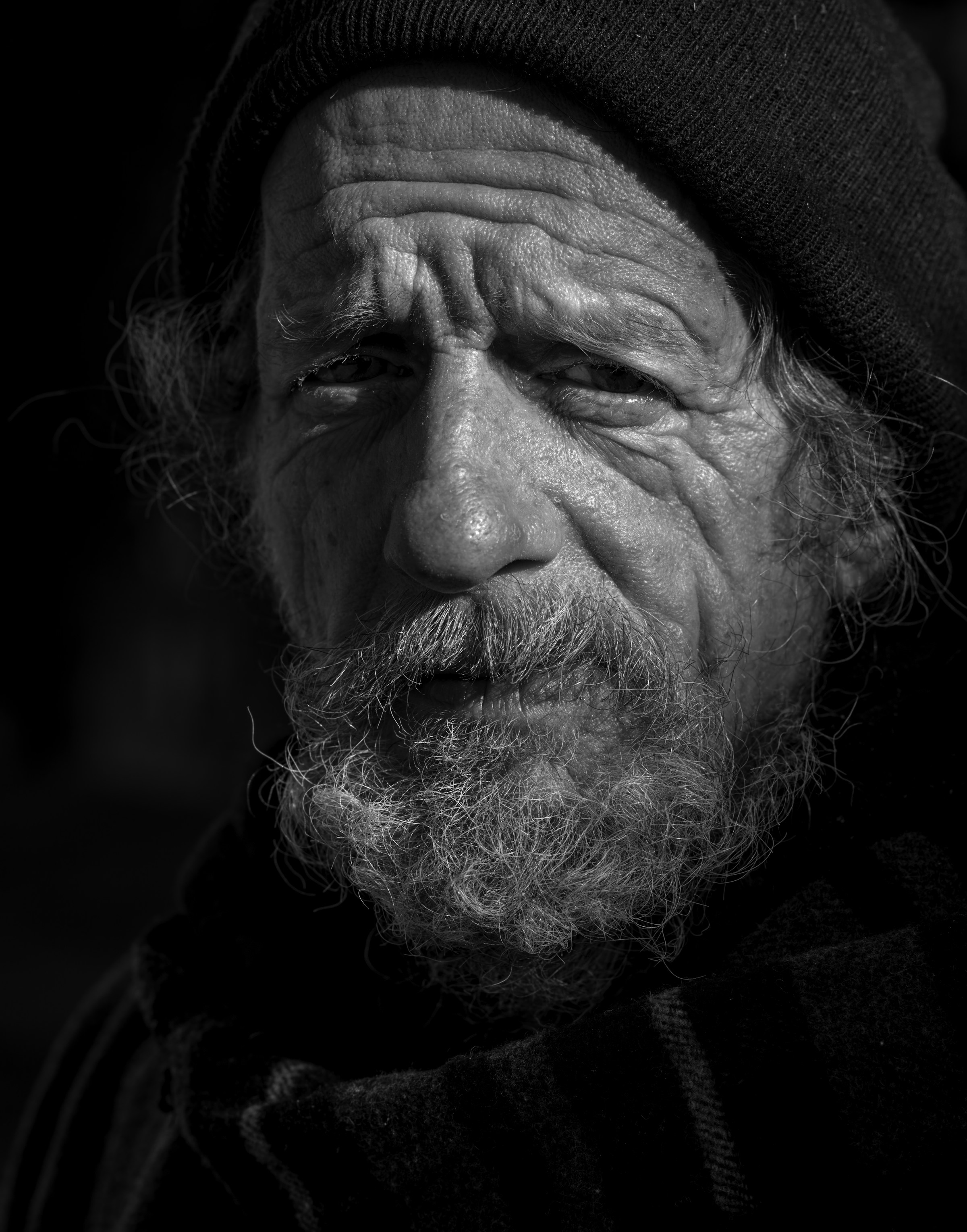 Ein Schwarz-Weiß-Foto von einem älteren Mann | Quelle: Unsplash