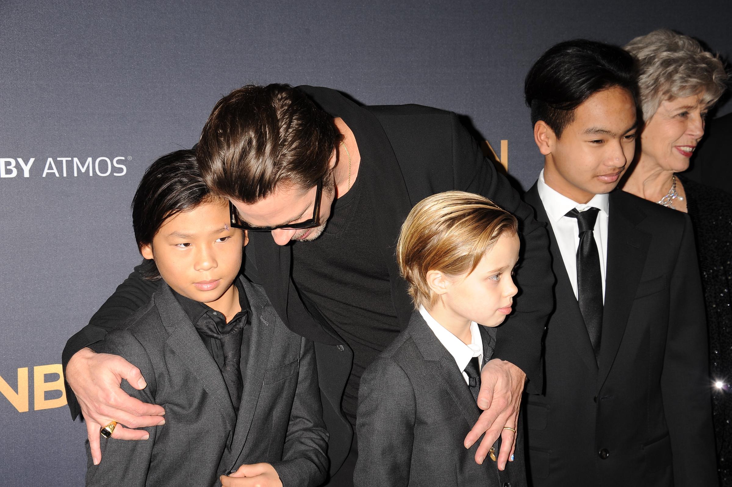 Pax, Shiloh und Maddox Jolie-Pitt mit Brad Pitt bei der Premiere von „Unbroken“ in Hollywood am 15. Dezember 2014. | Quelle: Getty Images