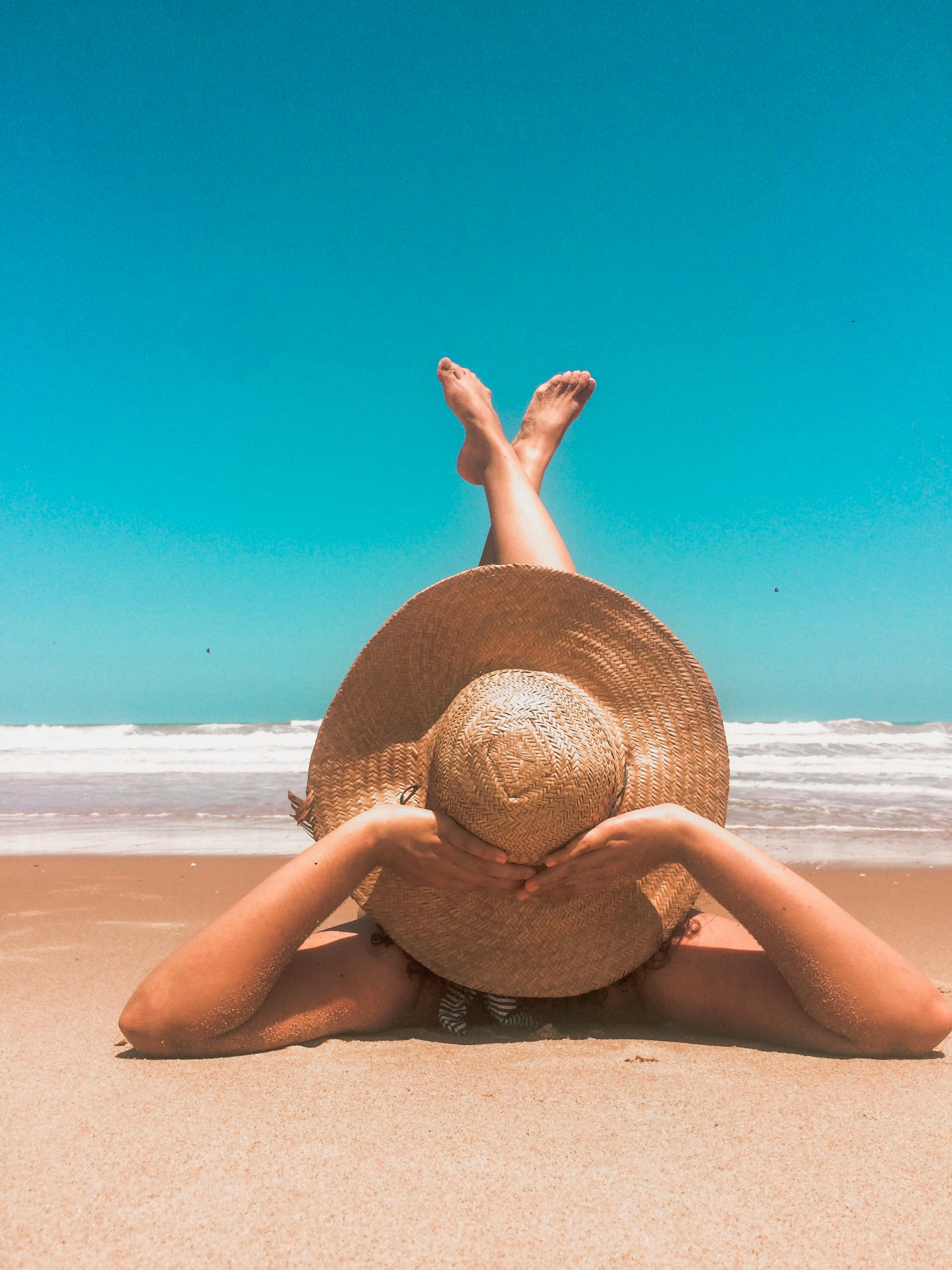 Eine Frau, die am Strand faulenzt | Quelle: Pexels