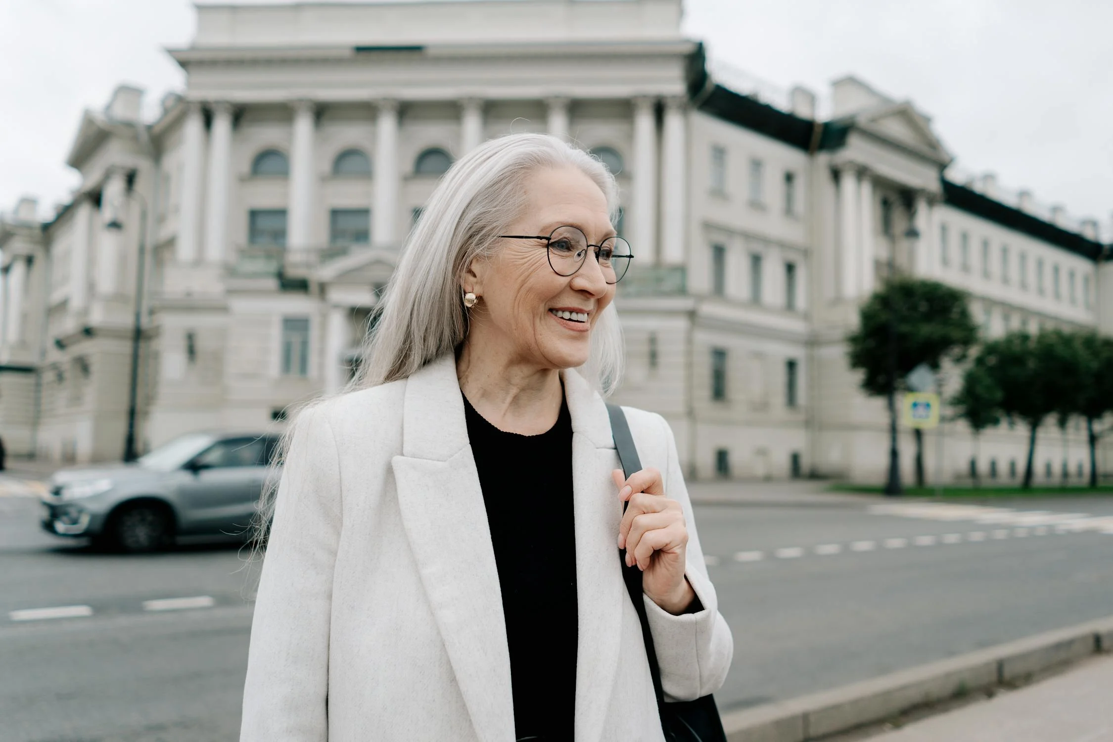 Eine lächelnde Frau auf der Straße | Quelle: Pexels