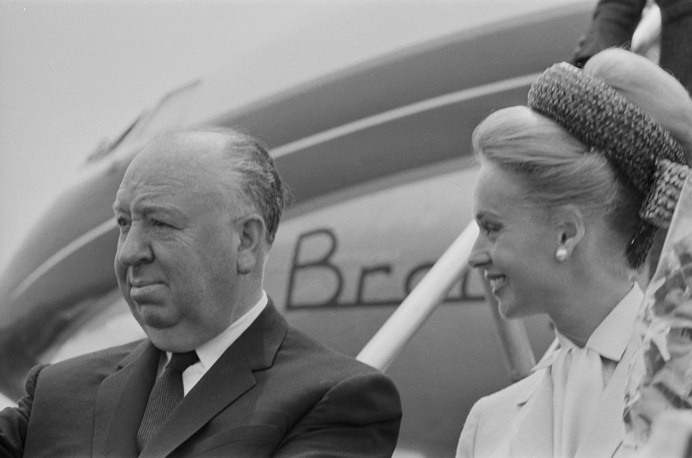 Alfred Hitchcock und Tippi Hedren am 11. Mai 1963 auf dem Flughafen von Nizza bei den Filmfestspielen in Cannes, Frankreich. | Quelle: Getty Images