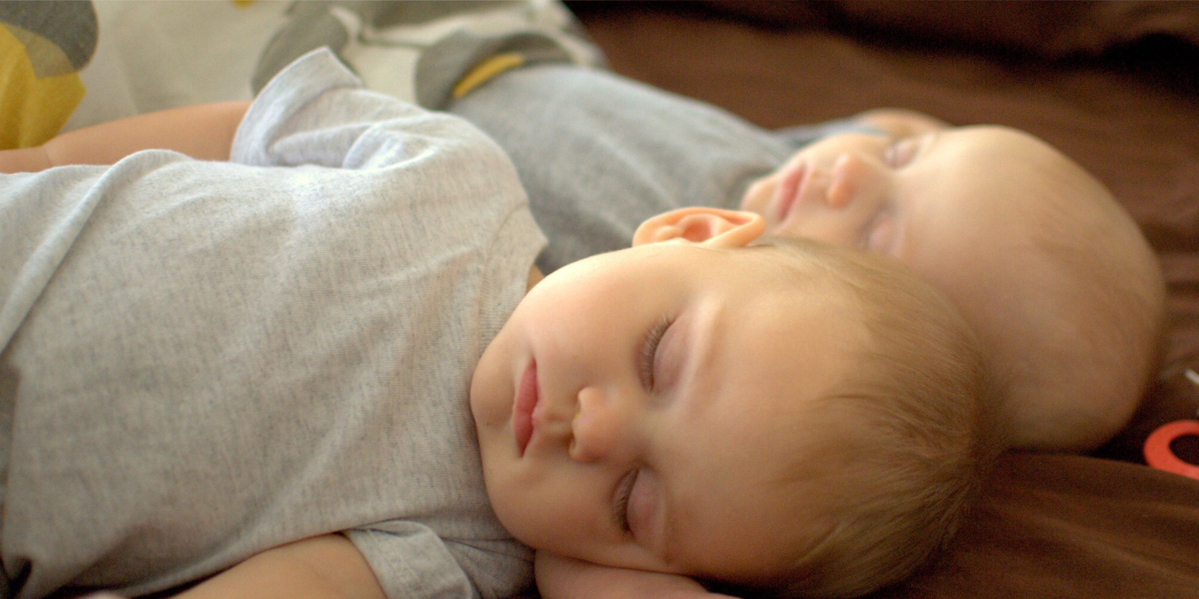 Zwillingsbabys im Tiefschlaf | Quelle: Flickr / Donnie Ray Jones