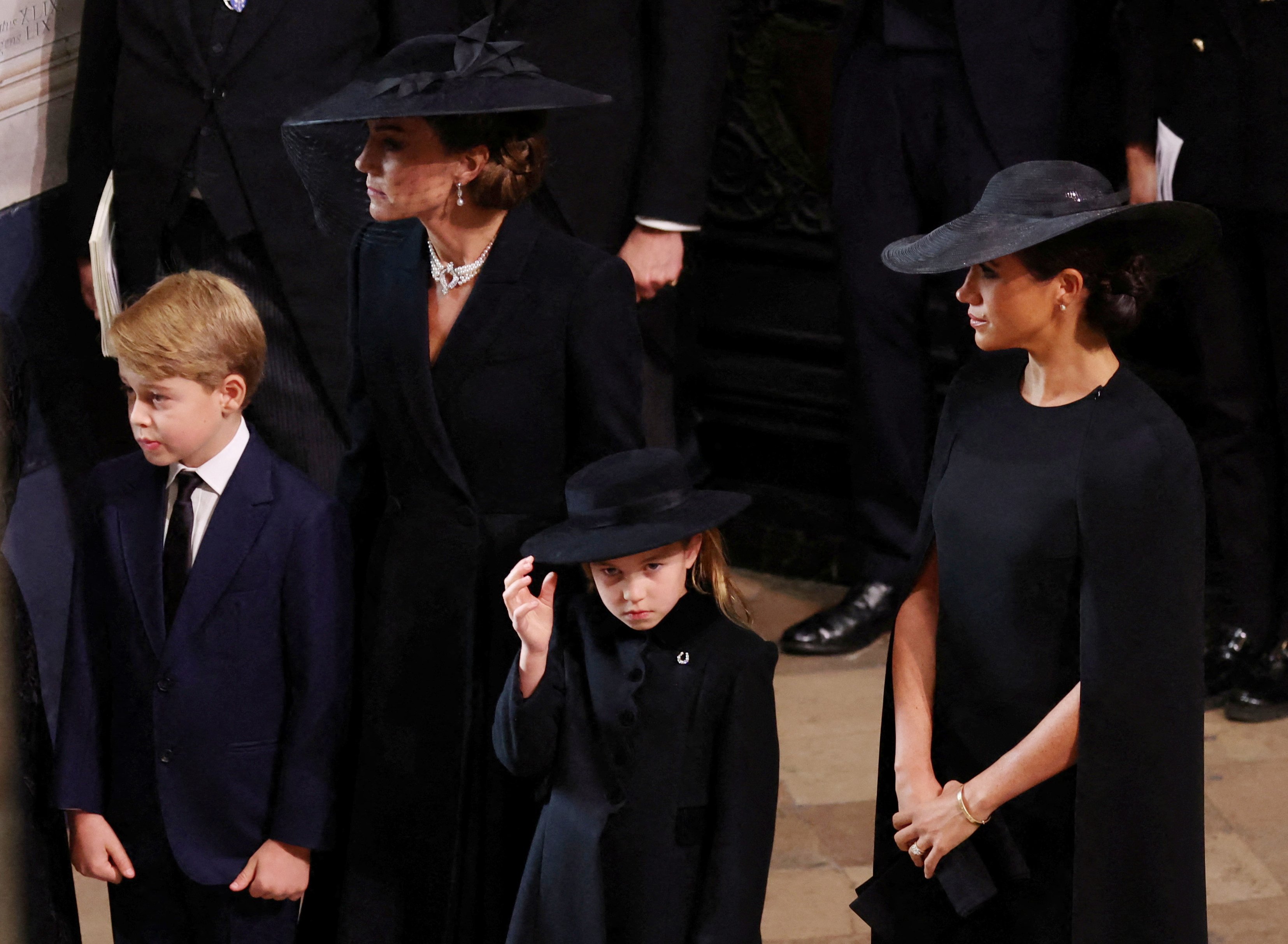Catherine, Prinzessin von Wales, Prinzessin, Prinz George und Meghan treffen am 19. September 2022 in London, England, zur staatlichen Beerdigung von Königin Elizabeth II. in der Westminster Abbey ein. | Quelle: Getty Images