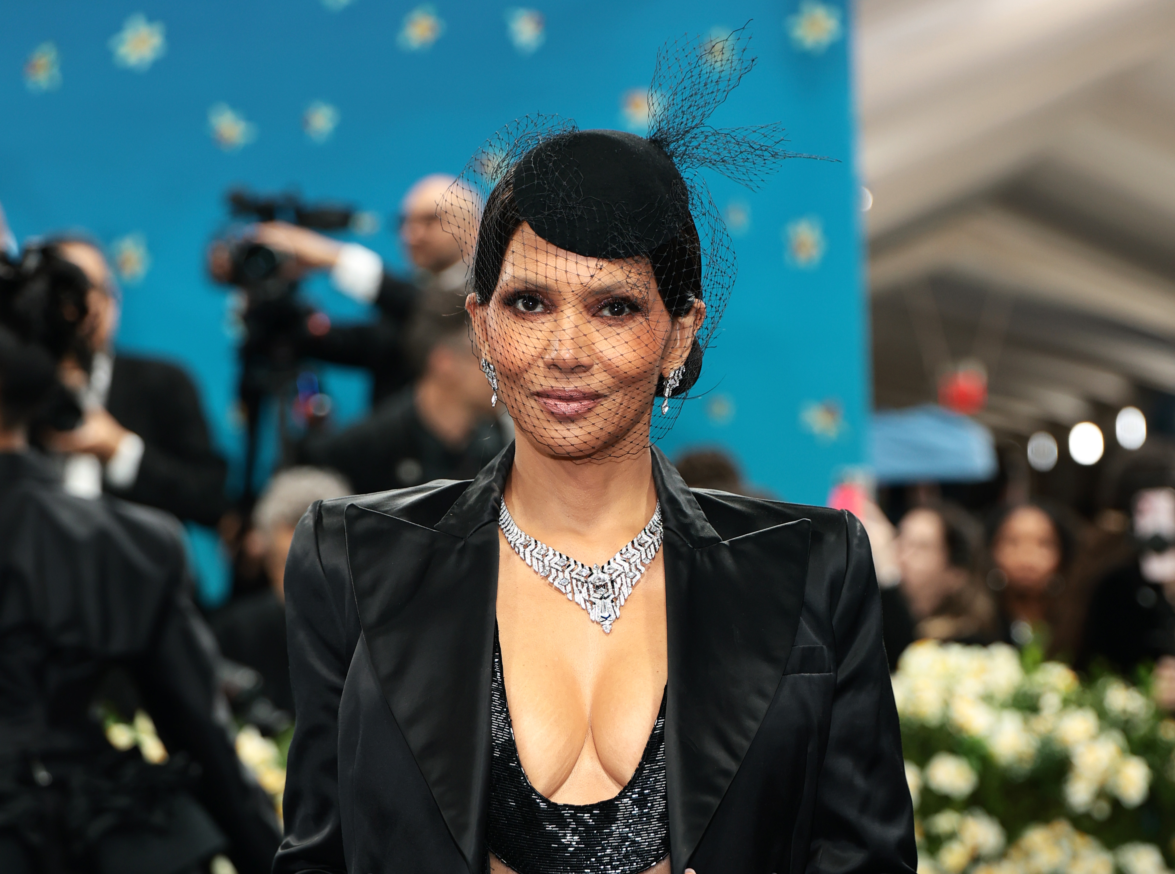 Halle Berry verblüfft bei der Met Gala zur Feier von „Superfine: Tailoring Black Style“, am 5. Mai 2025, in New York | Quelle: Getty Images