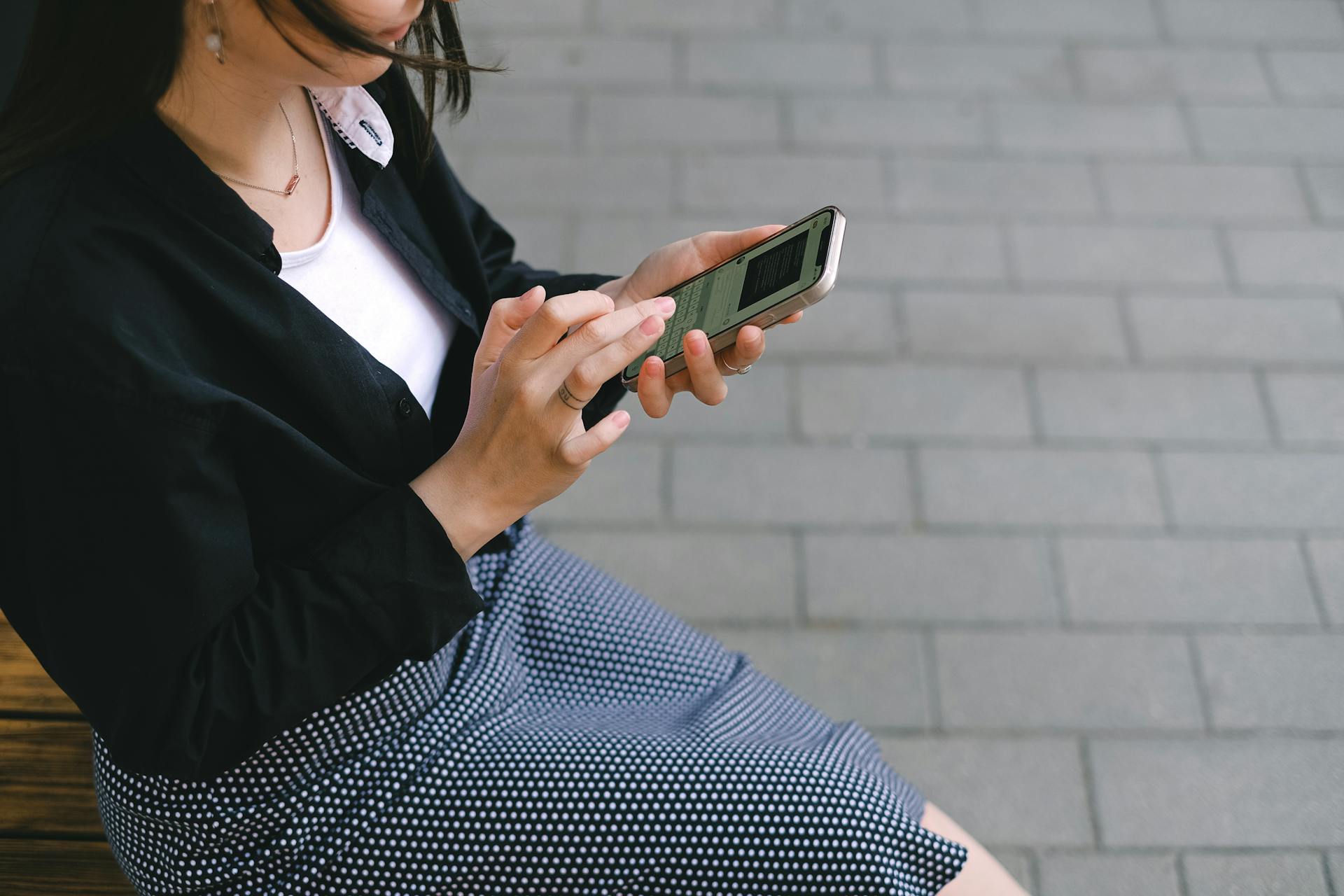 Eine Frau prüft Nachrichten auf ihrem Telefon | Quelle: Pexels