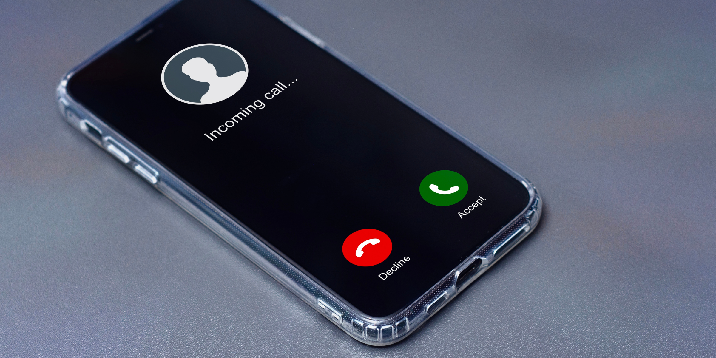 Ein Smartphone, auf dem ein eingehender Anruf angezeigt wird | Quelle: Shutterstock