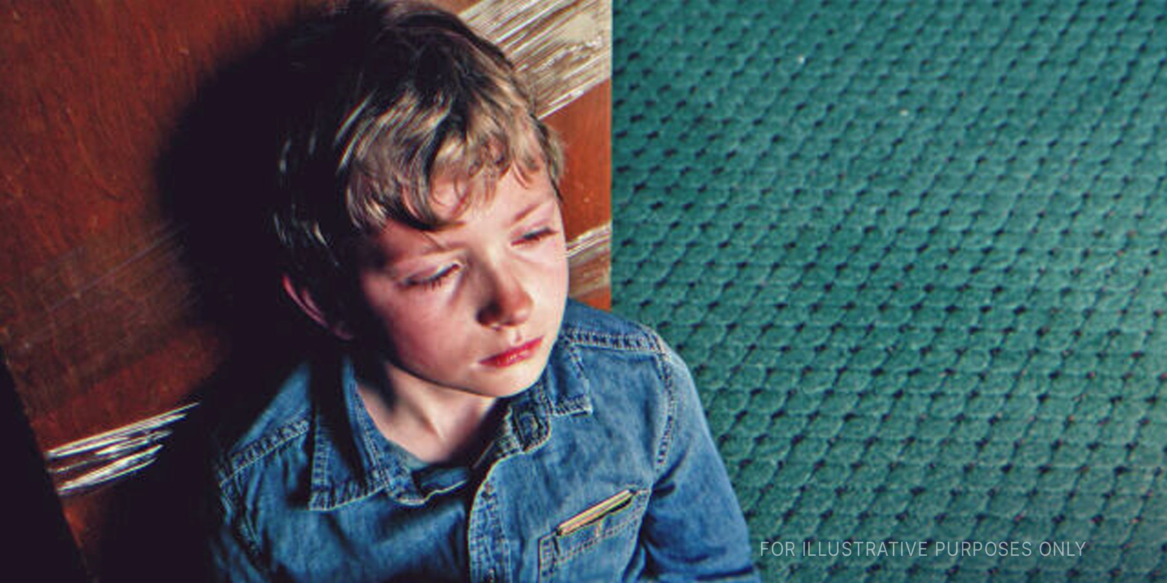 Trauriger Junge sitzt im Sand | Quelle: Shutterstock