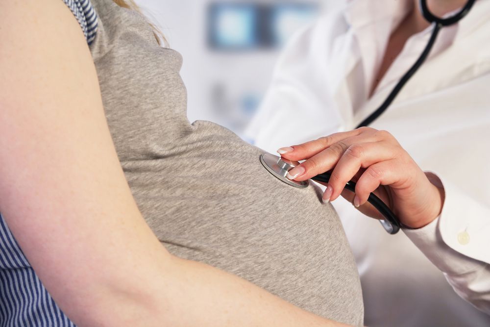 Eine schwangere Frau während ihrer medizinischen Untersuchung. | Quelle: Shutterstock