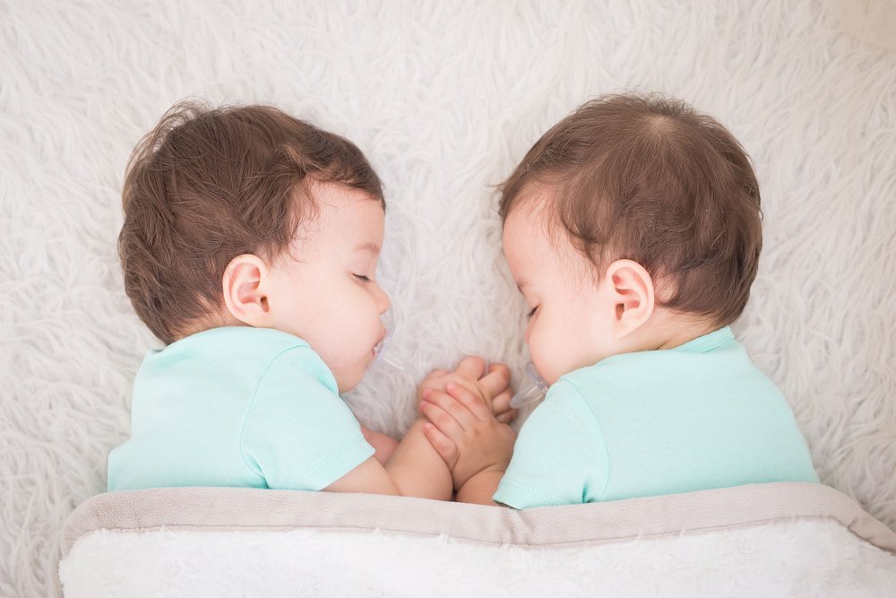 Zwillinge schlafen friedlich zusammen | Quelle: Shutterstock