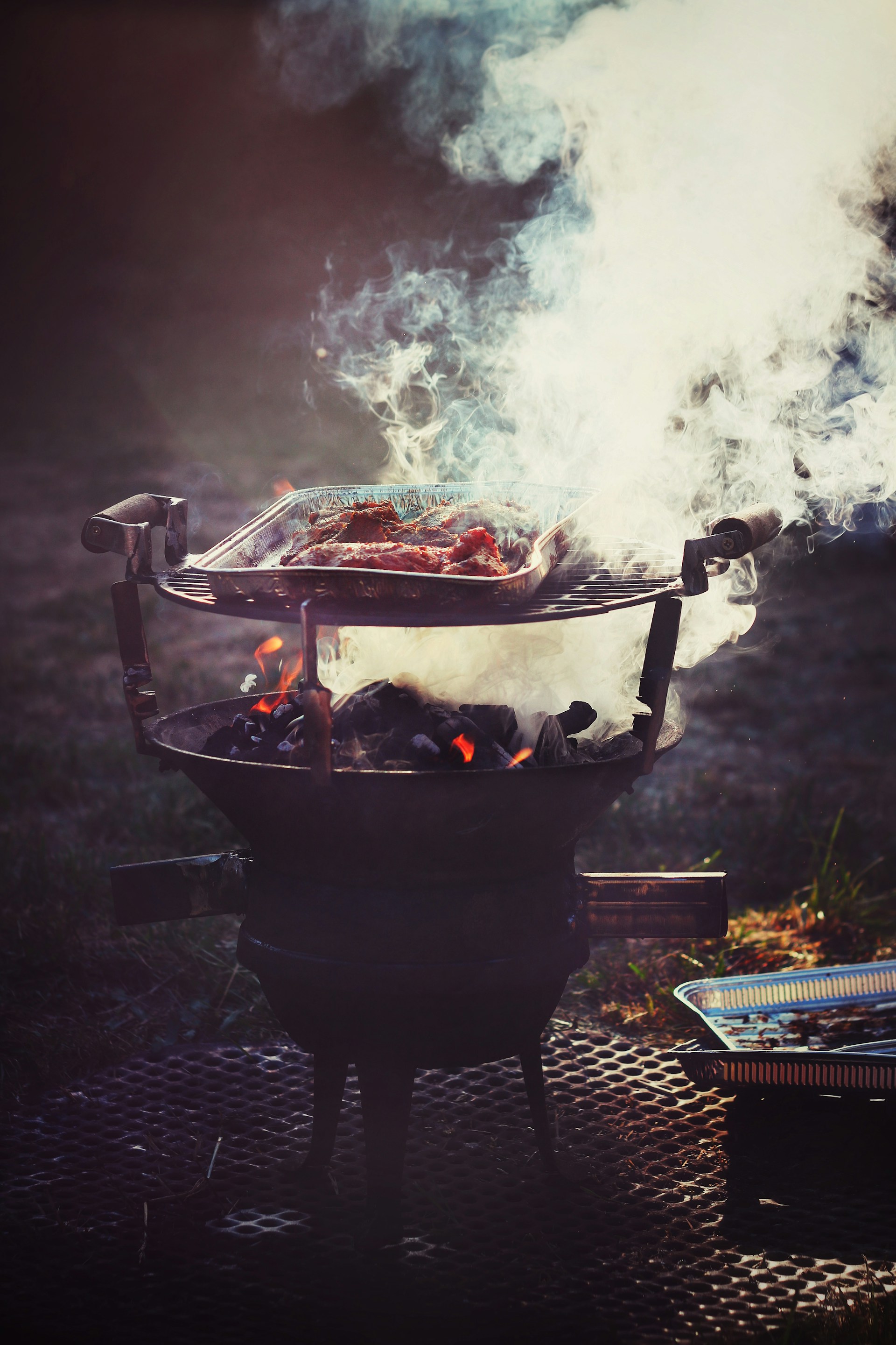 Rauch, der von einem BBQ-Grill ausgeht | Quelle: Unsplash