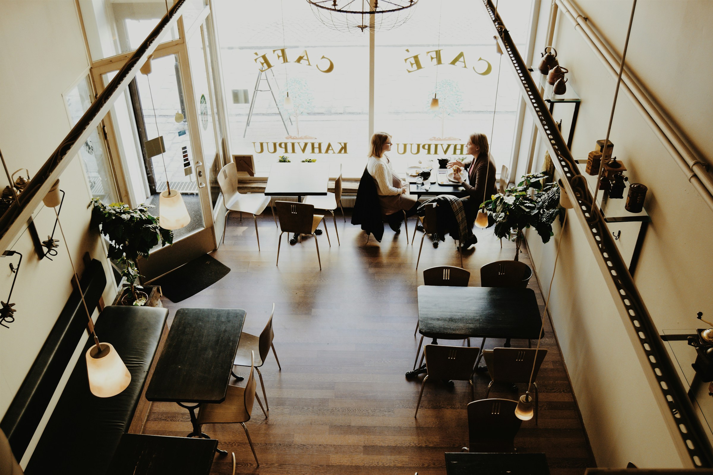 Zwei Frauen im Gespräch in einem Café | Quelle: Unsplash